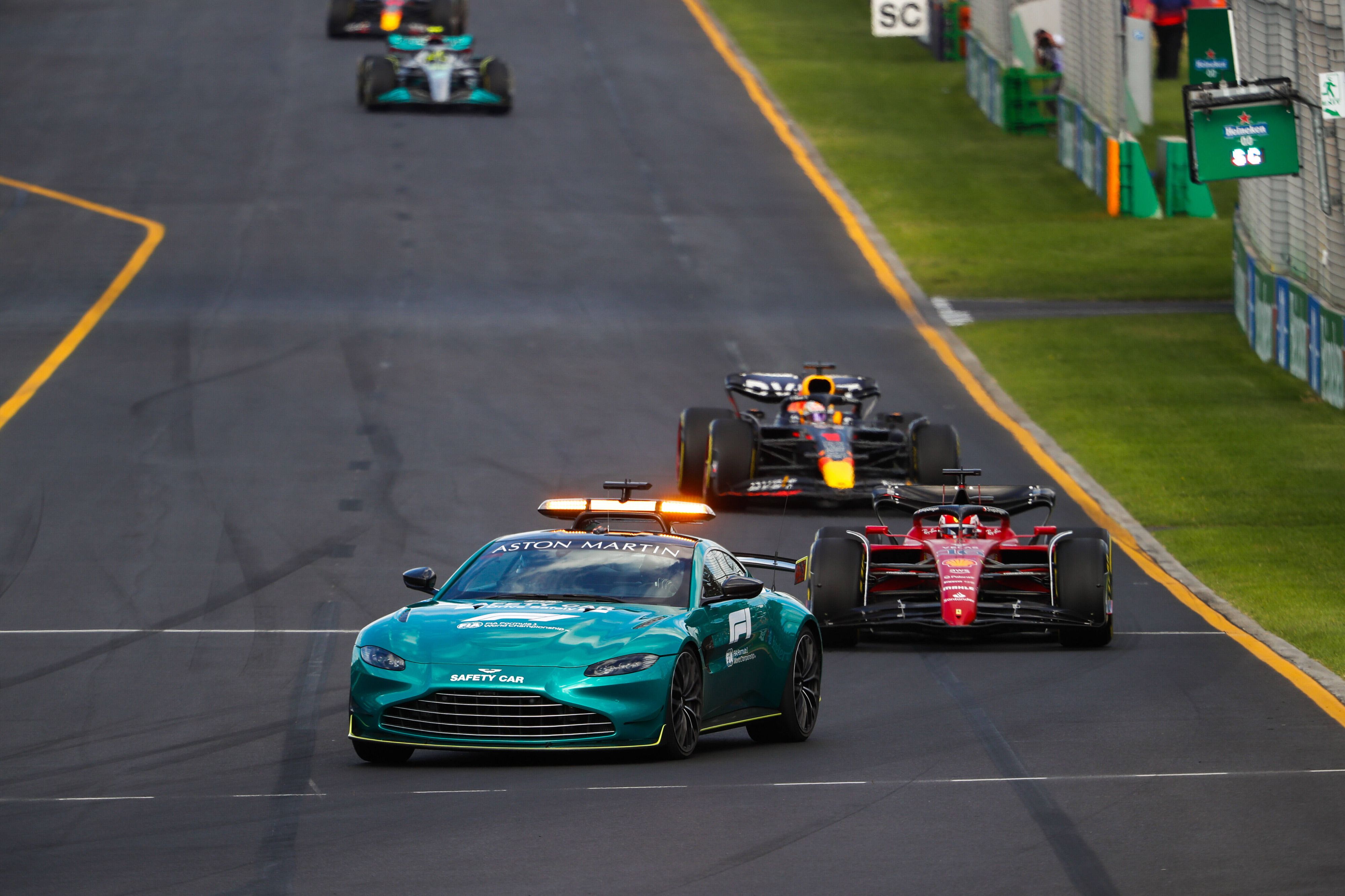 Das Safety Car von Aston Martin hat Probleme mit der Geschwindigkeit. 