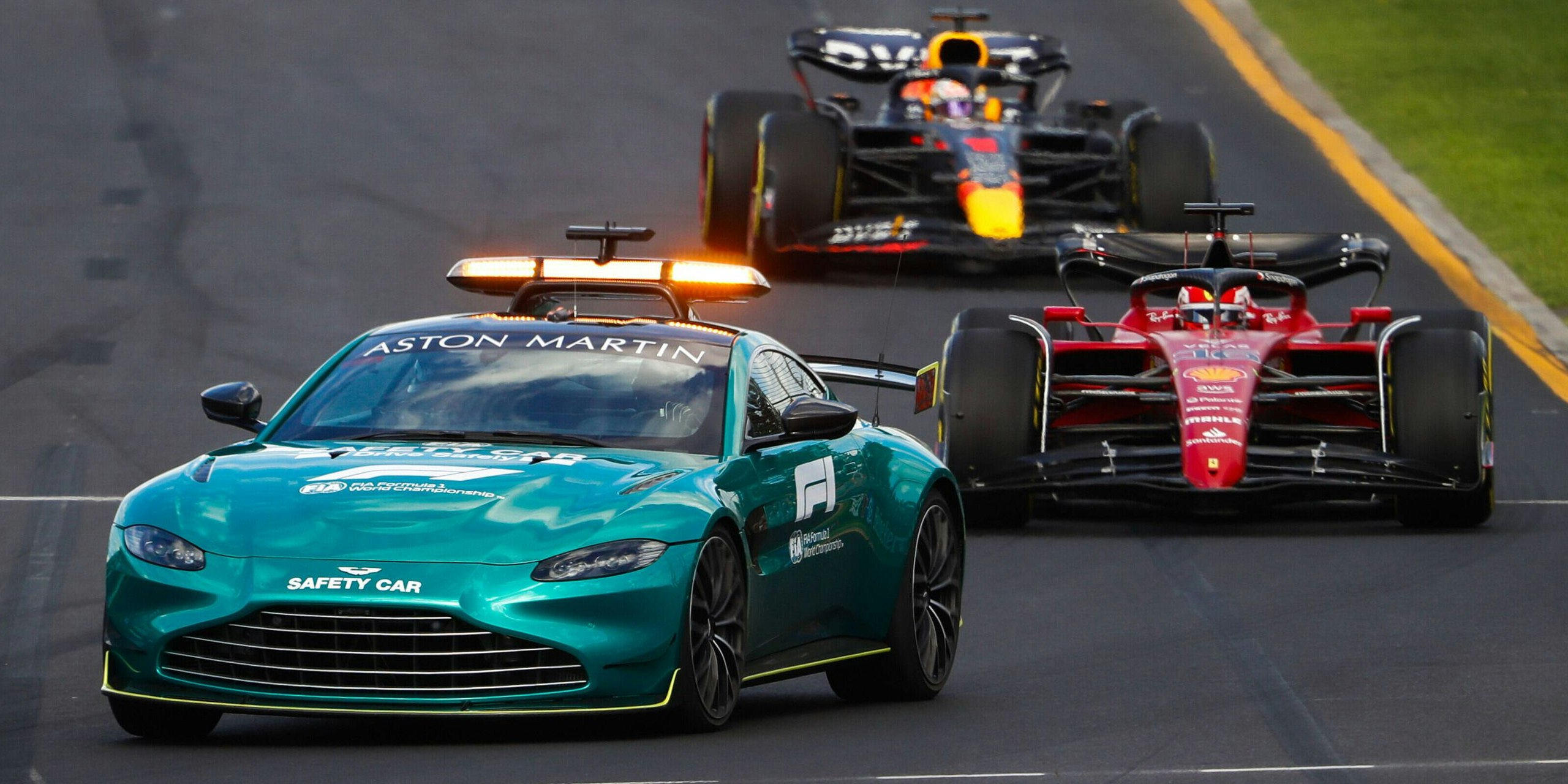 Das Safety Car von Aston Martin hat Probleme mit der Geschwindigkeit. 