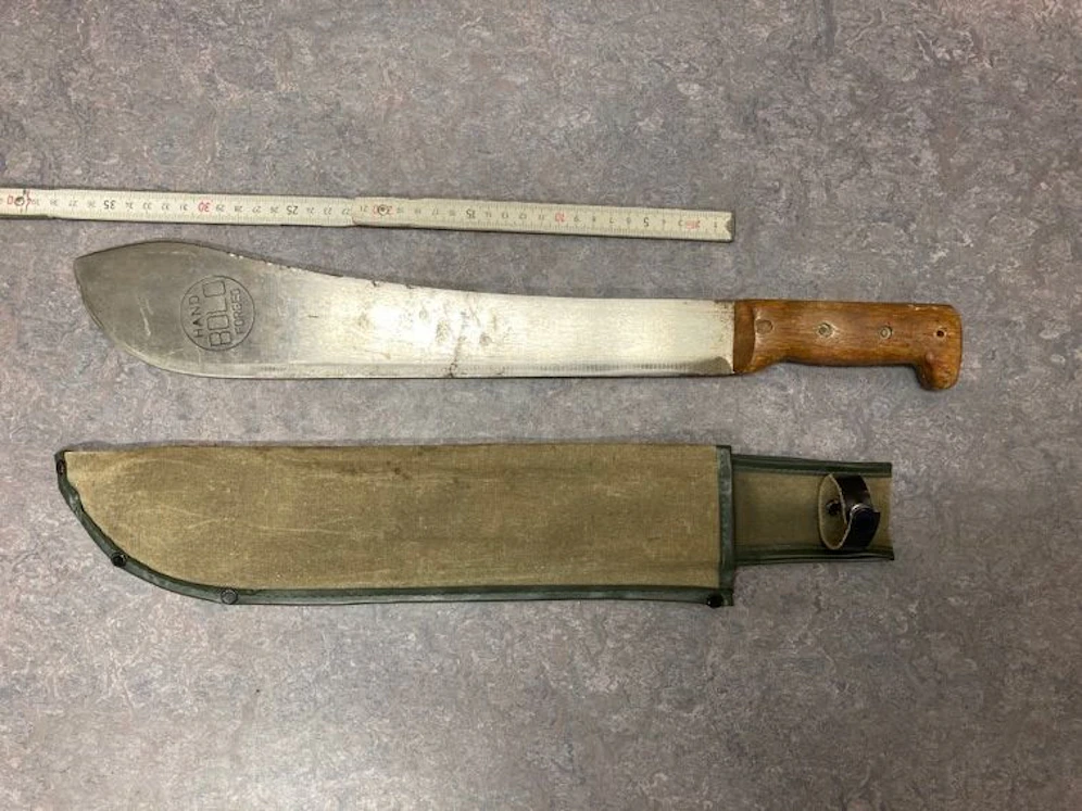 Zwei Macheten und ein langes Messer wurden dem Verdächtigen abgenommen.