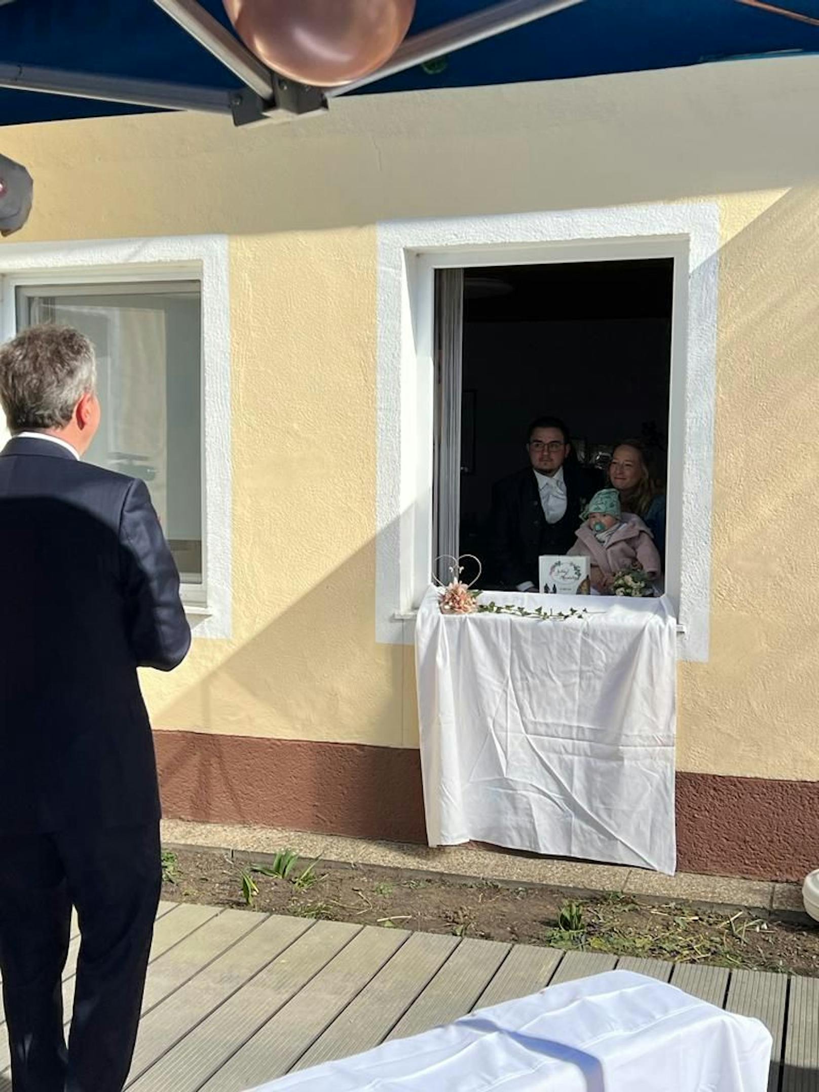 Hochzeit in Quarantäne: Manuel und seine Julia mit Standesbeamten