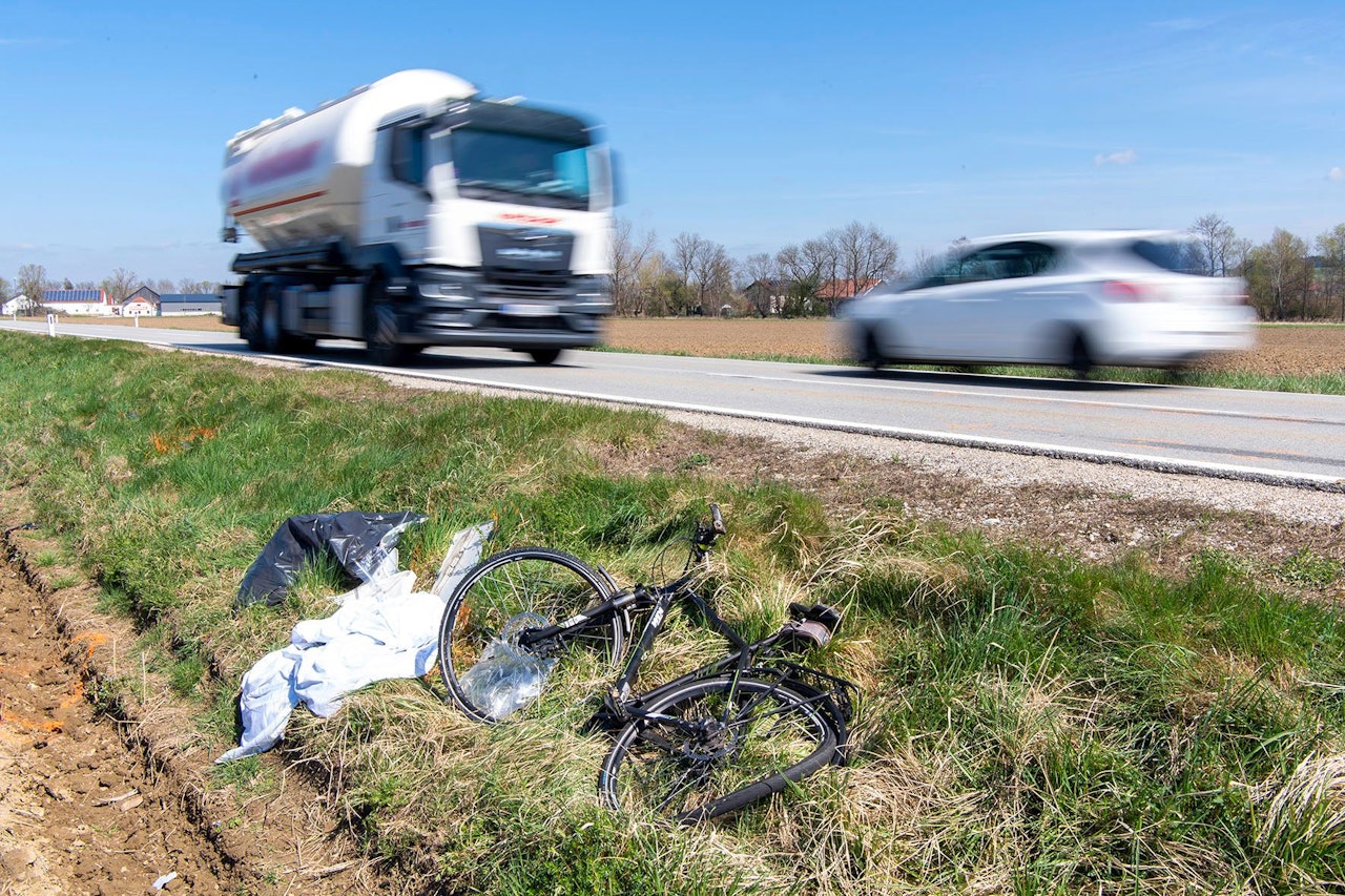Heute.at - Radlerin (50) von Lkw gerammt und sofort getötet