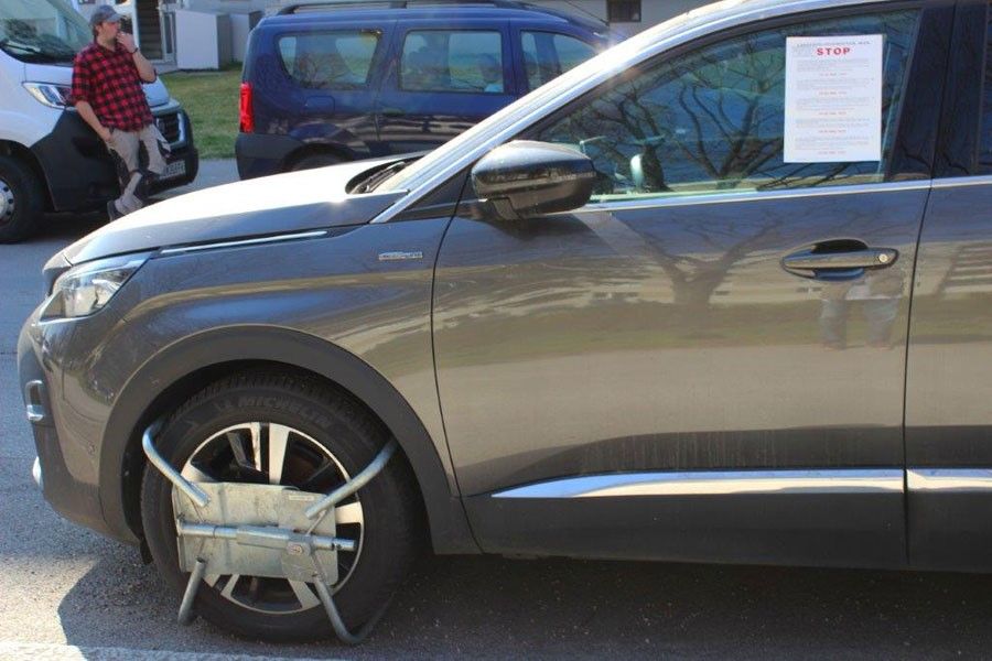 Reagieren die Autobesitzer nicht auf die Parkstrafen, bekommt ihr Fahrzeug eine Parkkralle angelegt.
