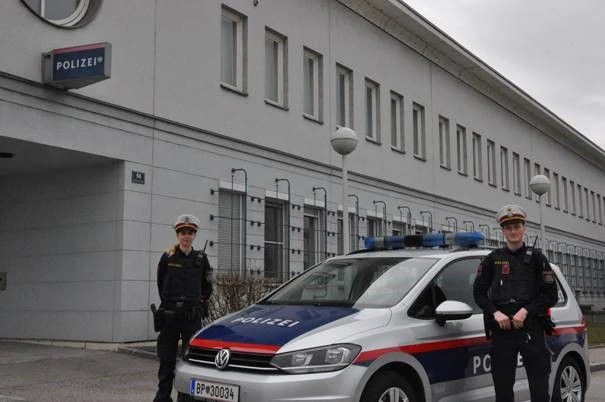 Die beiden Polizisten.
