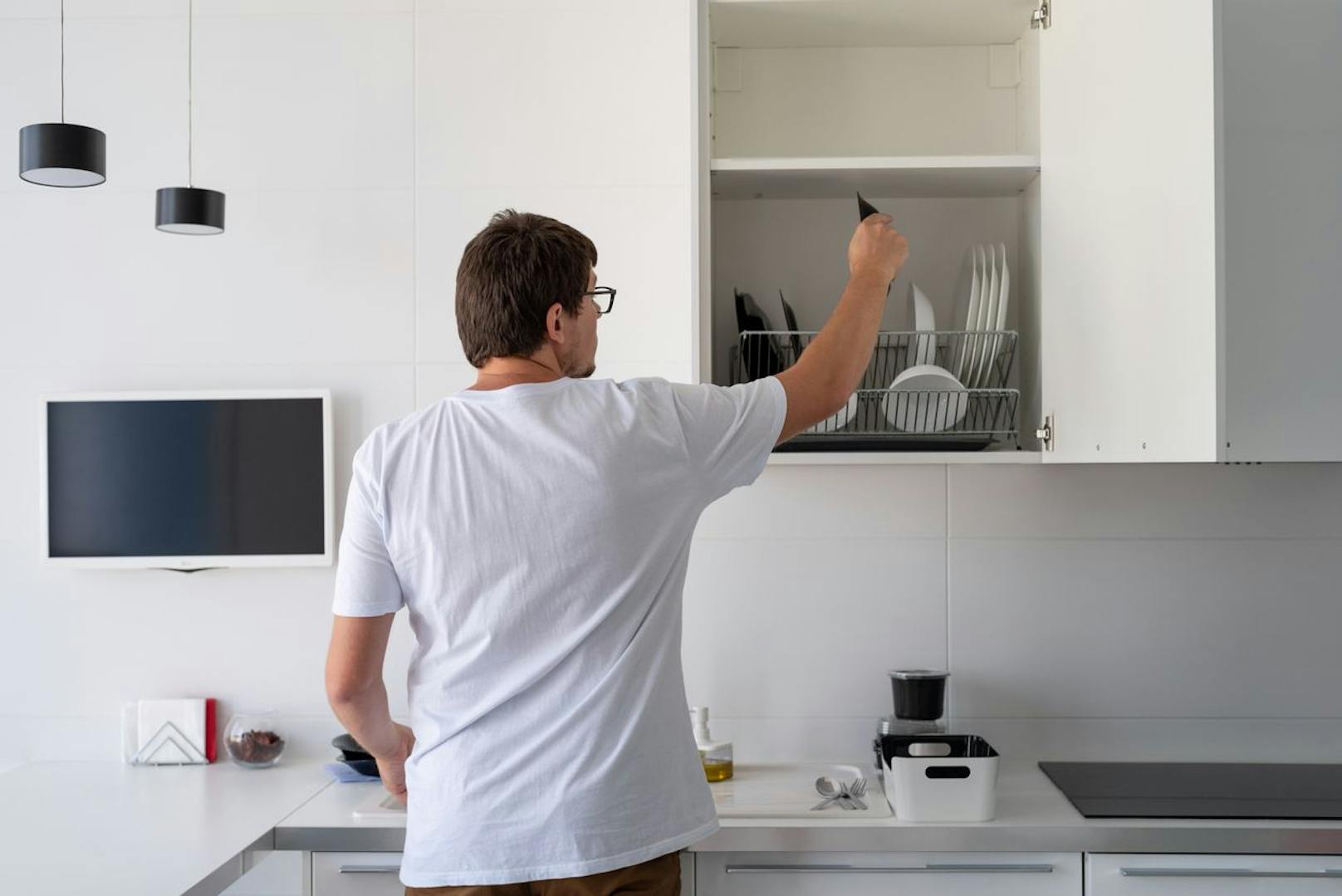 Die frisch gesäuberte Arbeitsfläche in deiner Küche würde besser aussehen, wenn sie frei von nutzlosem Geschirr und anderen Gegenständen wäre. 