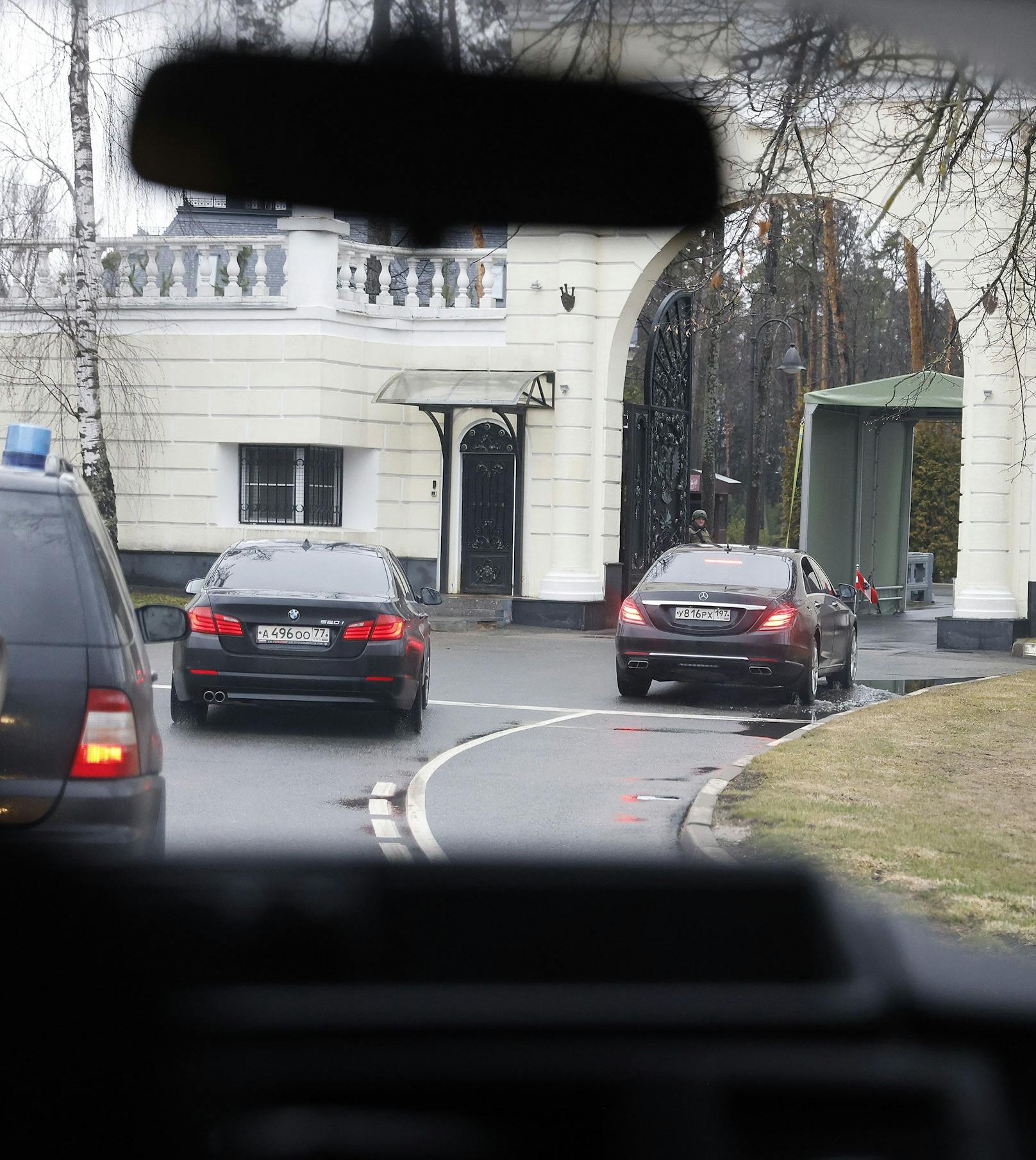 Der Kanzler-Konvoi bei der Ankunft in Putins Privatresidenz.