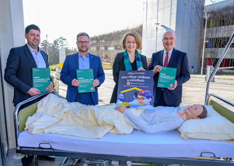 Foto (v.l.n.r.): Pflegedirektor Christian Pleil (Landesklinikum Mistelbach-Gänserndorf), Bürgermeister Erich Stubenvoll, Sozial-Landesrätin Christiane Teschl-Hofmeister, Geschäftsführer Karl Ennsfellner (IMC FH Krems)