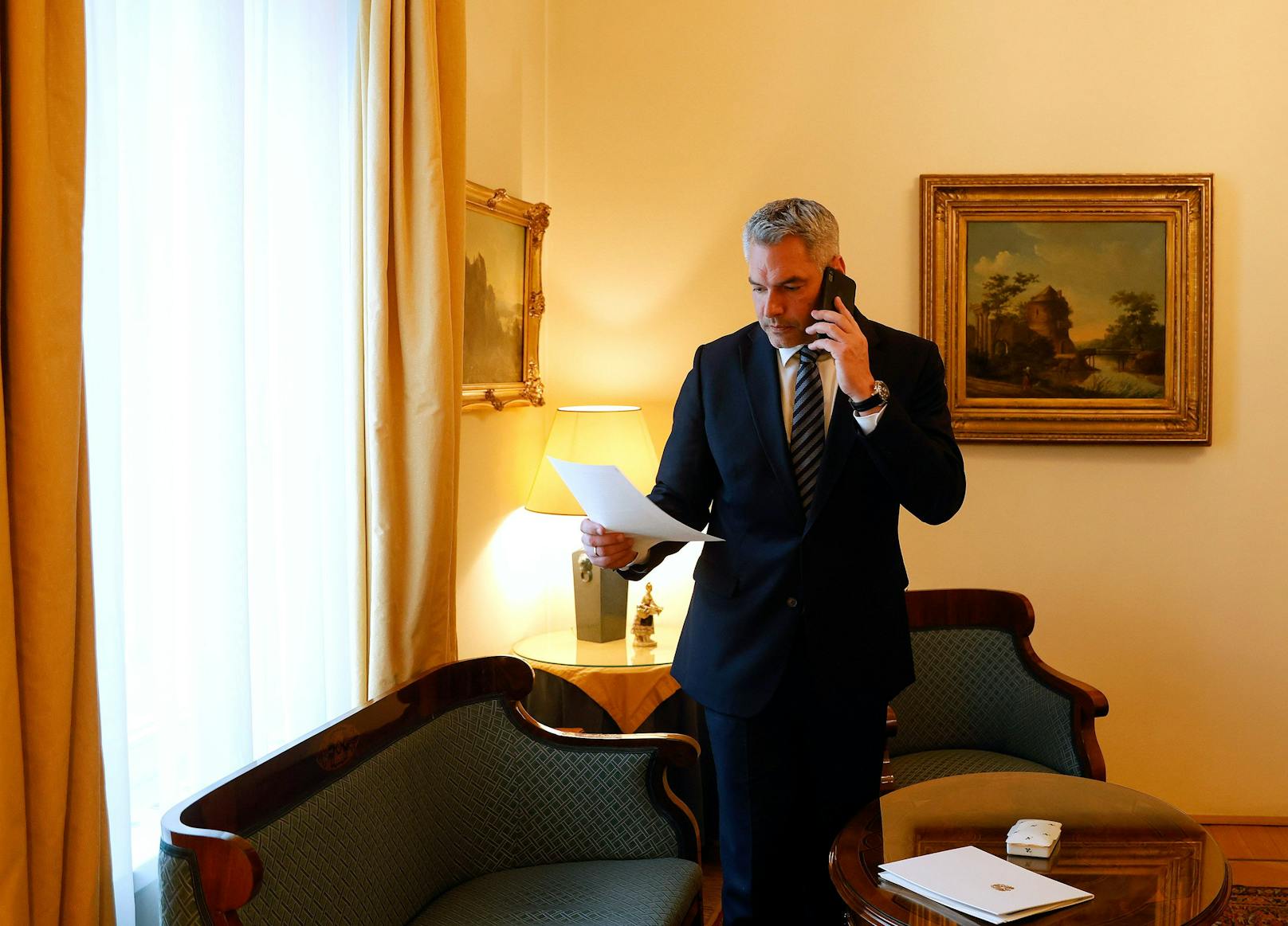 Vor dem Treffen bereitete sich Kanzler Nehammer im Hotel auf das Gespräch mit Putin vor. 