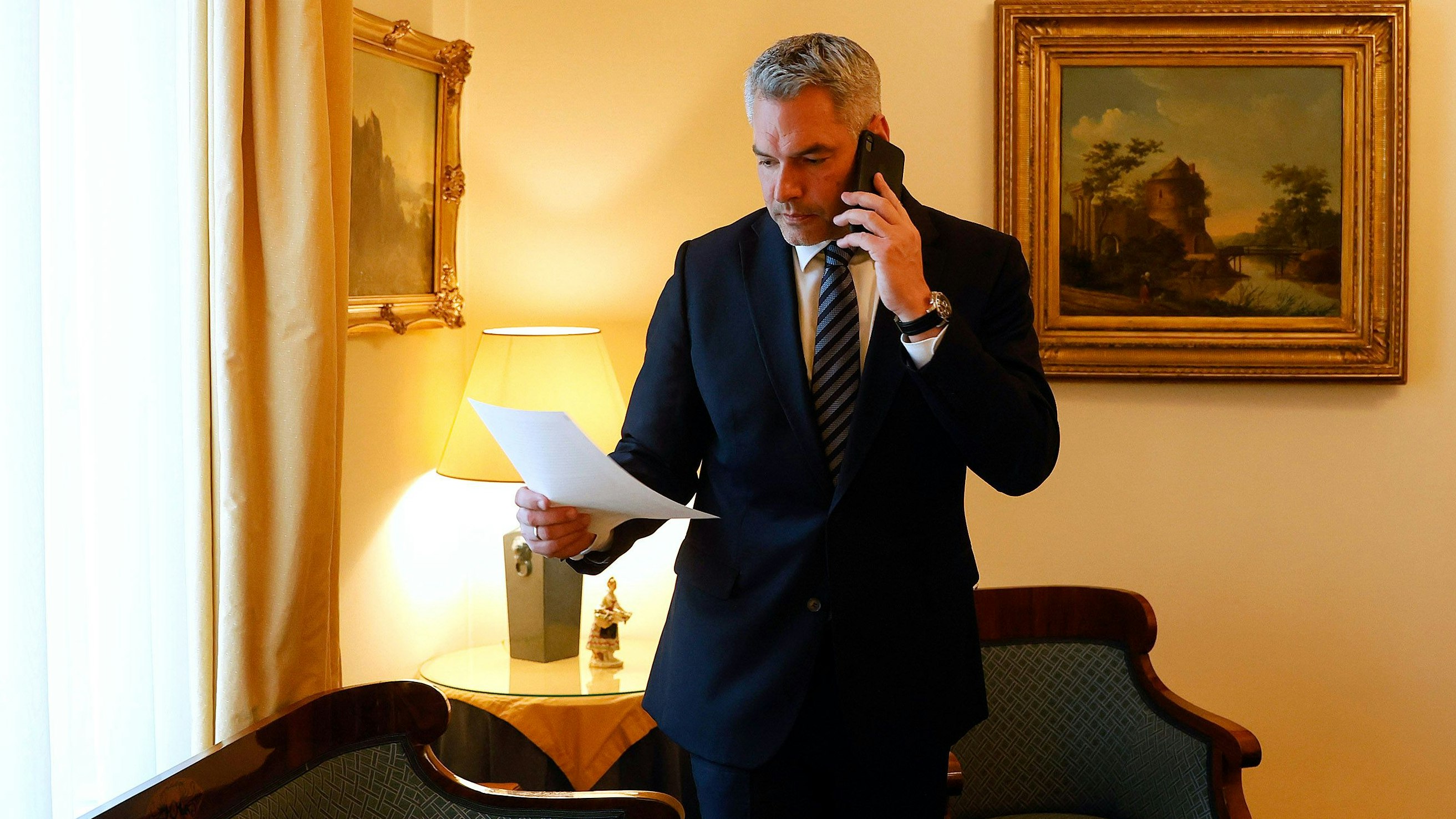 Vor dem Treffen bereitete sich Kanzler Nehammer im Hotel auf das Gespräch mit Putin vor. 