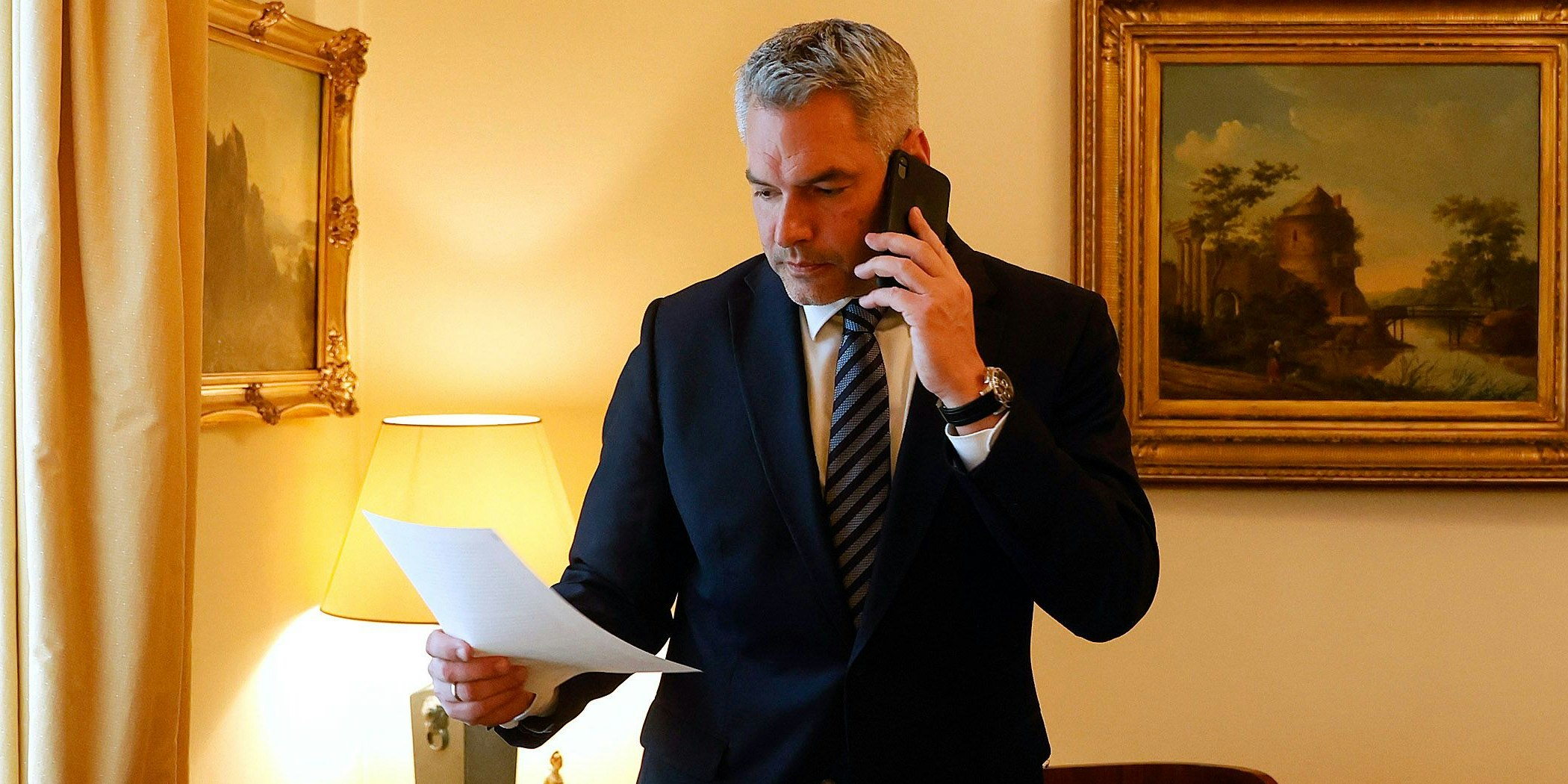 Vor dem Treffen bereitete sich Kanzler Nehammer im Hotel auf das Gespräch mit Putin vor. 