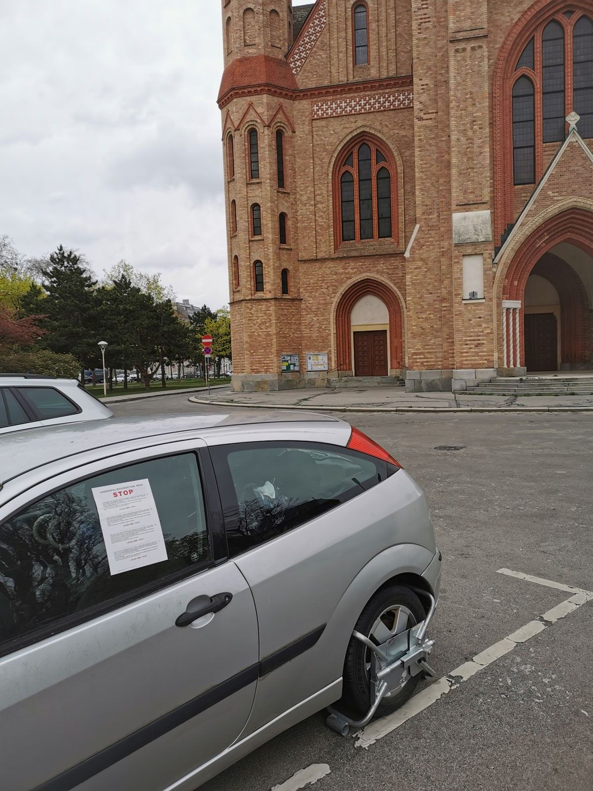 Die Parkkralle soll verhindern, dass der Autobesitzer davonfährt, ohne seine Strafen zu bezahlen.