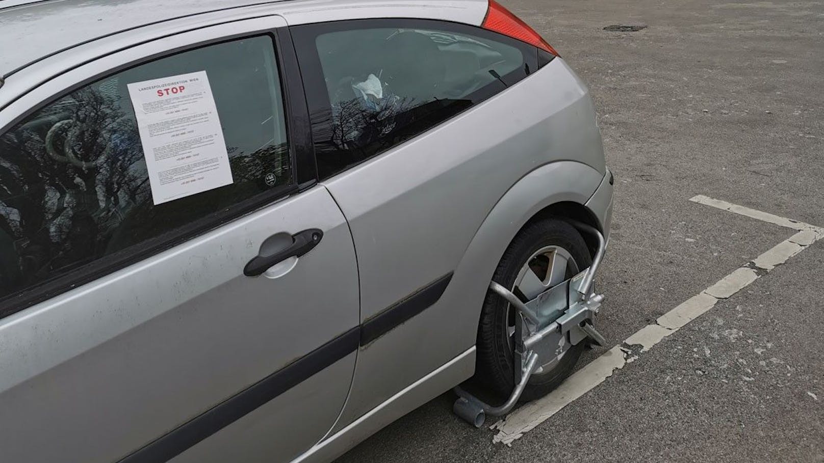 Die Parkkralle soll verhindern, dass der Autobesitzer davonfährt, ohne seine Strafen zu bezahlen.