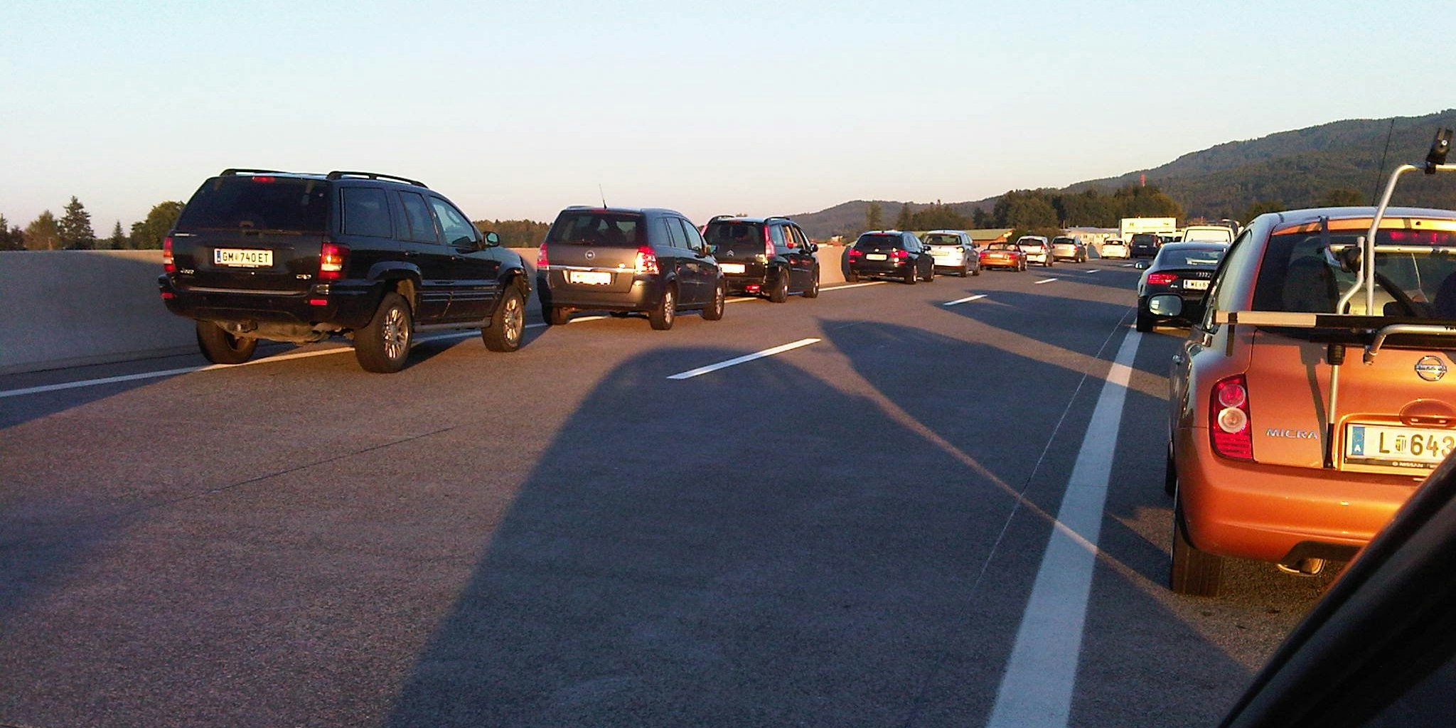 Symbolbild einer funktionierenden Rettungsgasse. 