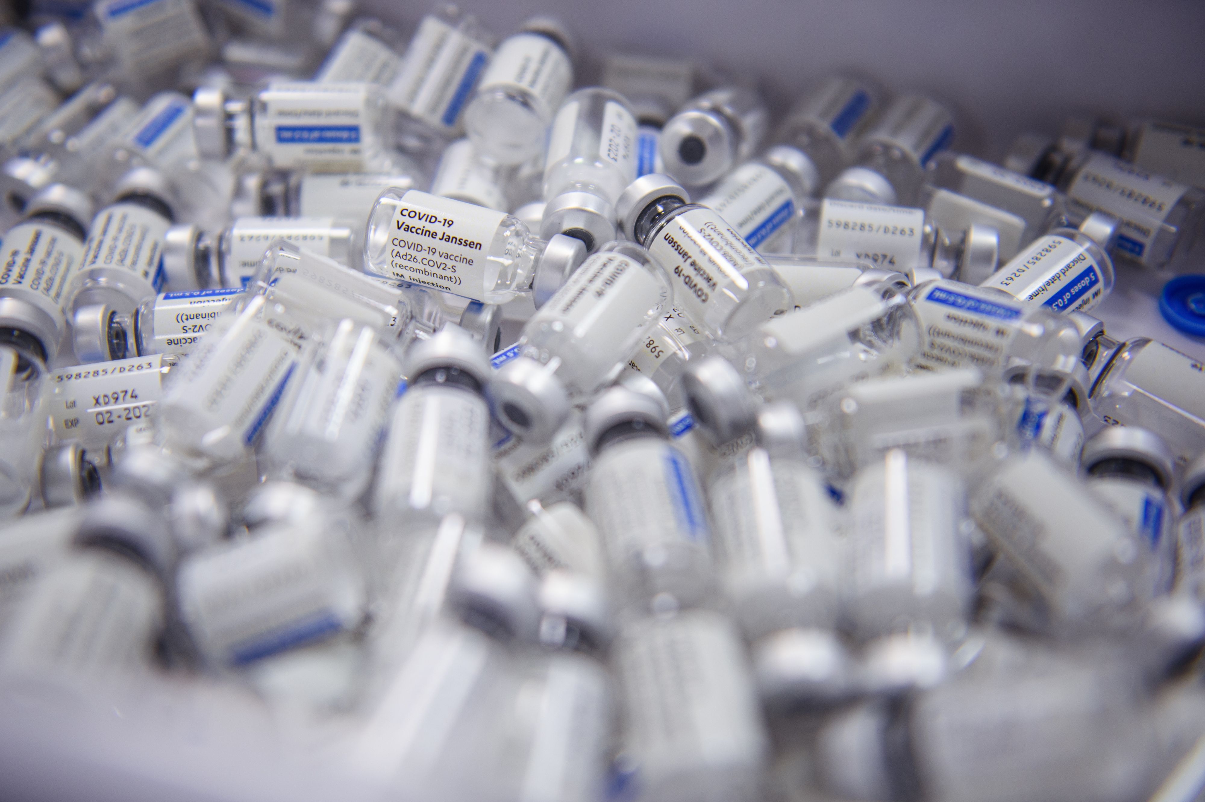 Download von www.picturedesk.com am 11.04.2022 (14:45).  13 June 2021, Mecklenburg-Western Pomerania, Wismar: Empty ampoules of Johnson & Johnson's Janssen vaccine lie in a waste container that has been administered in the MV Werften company canteen, which has been converted into a vaccination centre for the day. Every citizen could register for an appointment on an internet portal beforehand. This made it possible for the shipbuilding company, together with the ear, nose and throat specialist Michael Salz, to offer many vaccination appointments with the vaccine from Johnson & Johnson on one day, in order to vaccinate those interested against the coronavirus. Photo: Gregor Fischer/dpa - 20210613_PD5702 - Rechteinfo: Rights Managed (RM)