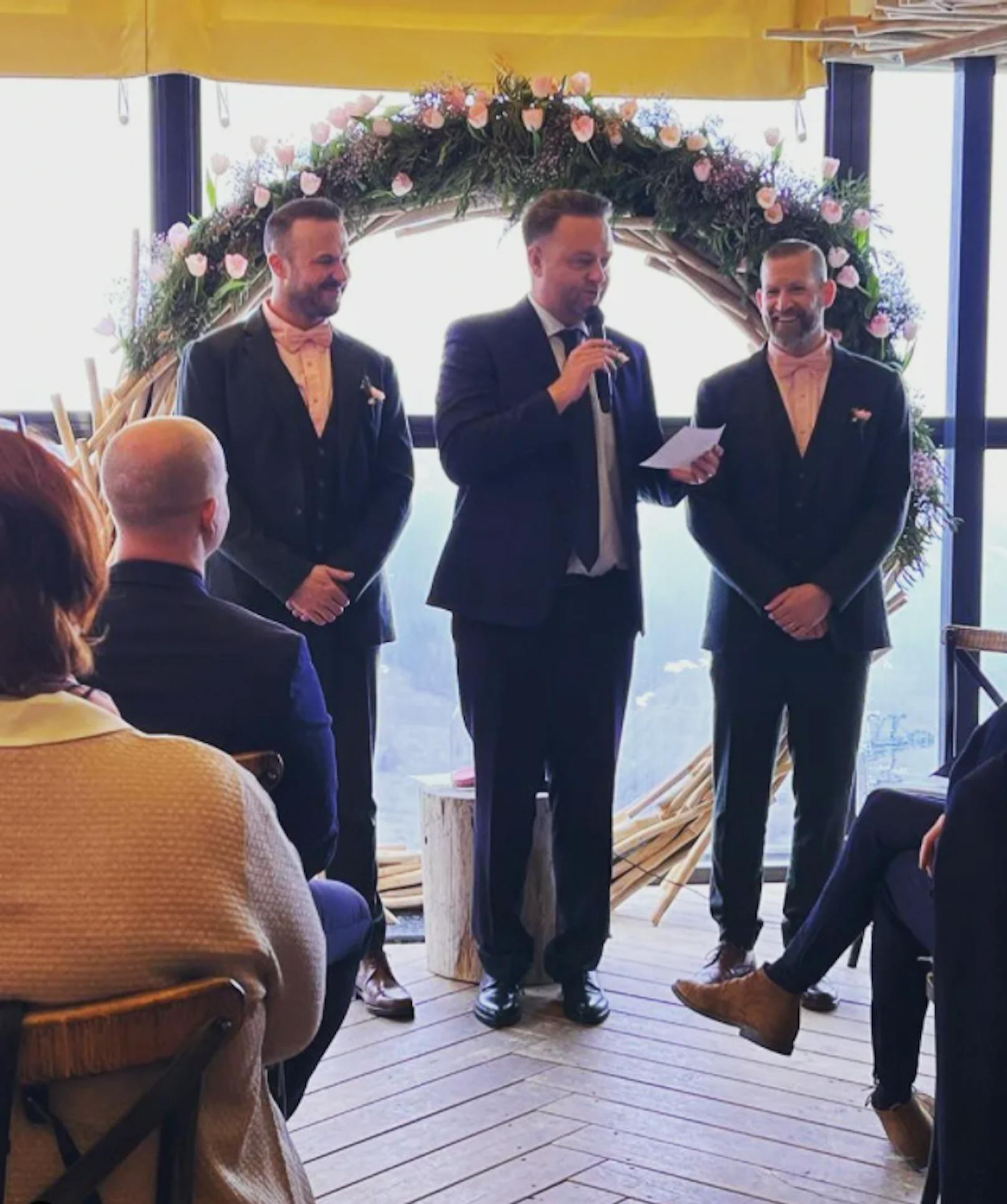 SP-Politiker Mario Lindner (Mitte) sprang für Conchita Wurst bei der Hochzeitsrede ihrer gemeinsamen Freunde Florian und Andreas (v.l.) ein.