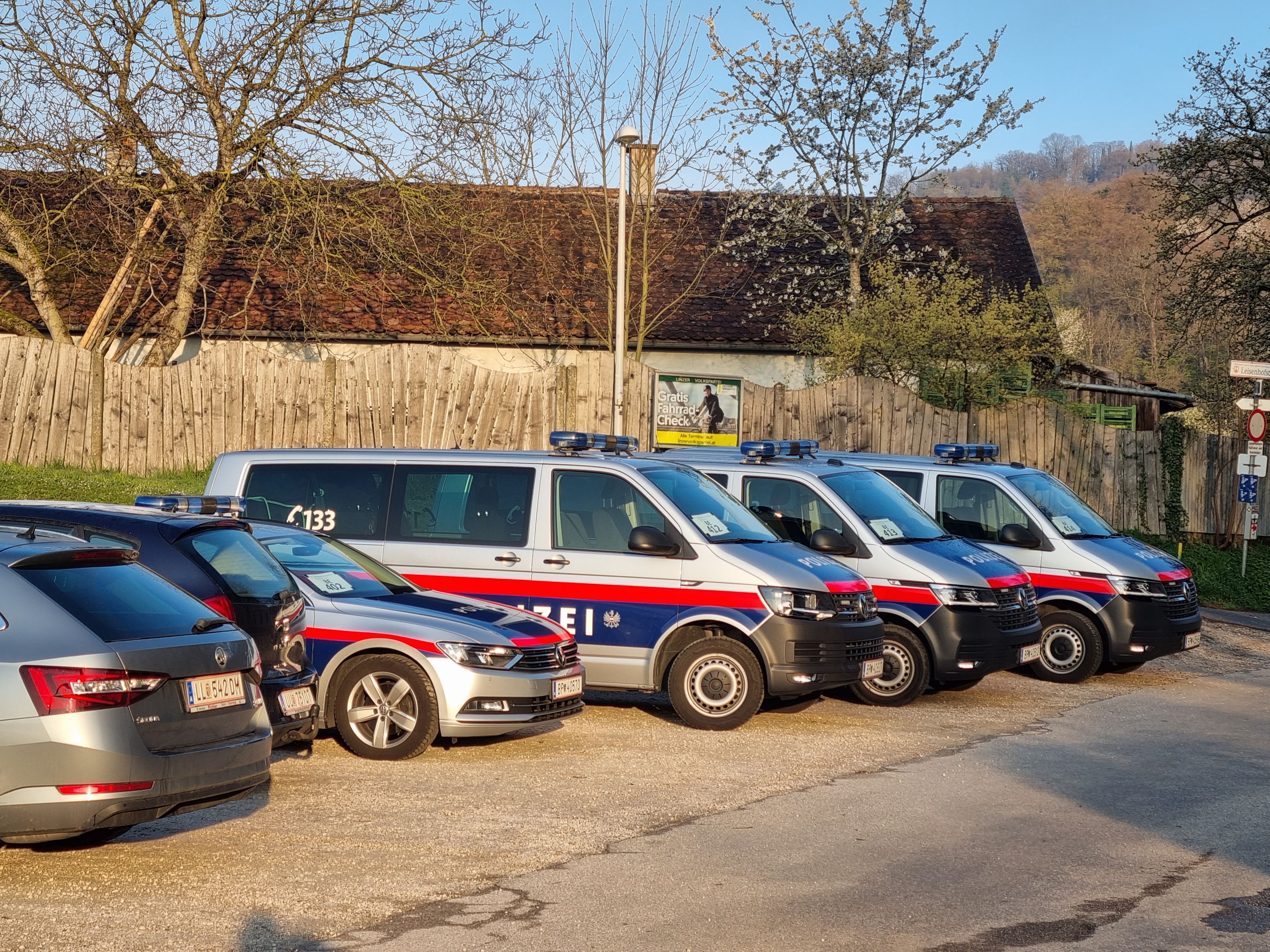 Aus bisher unbekannten Gründen standen Polizeiautos vorm Petrinum.