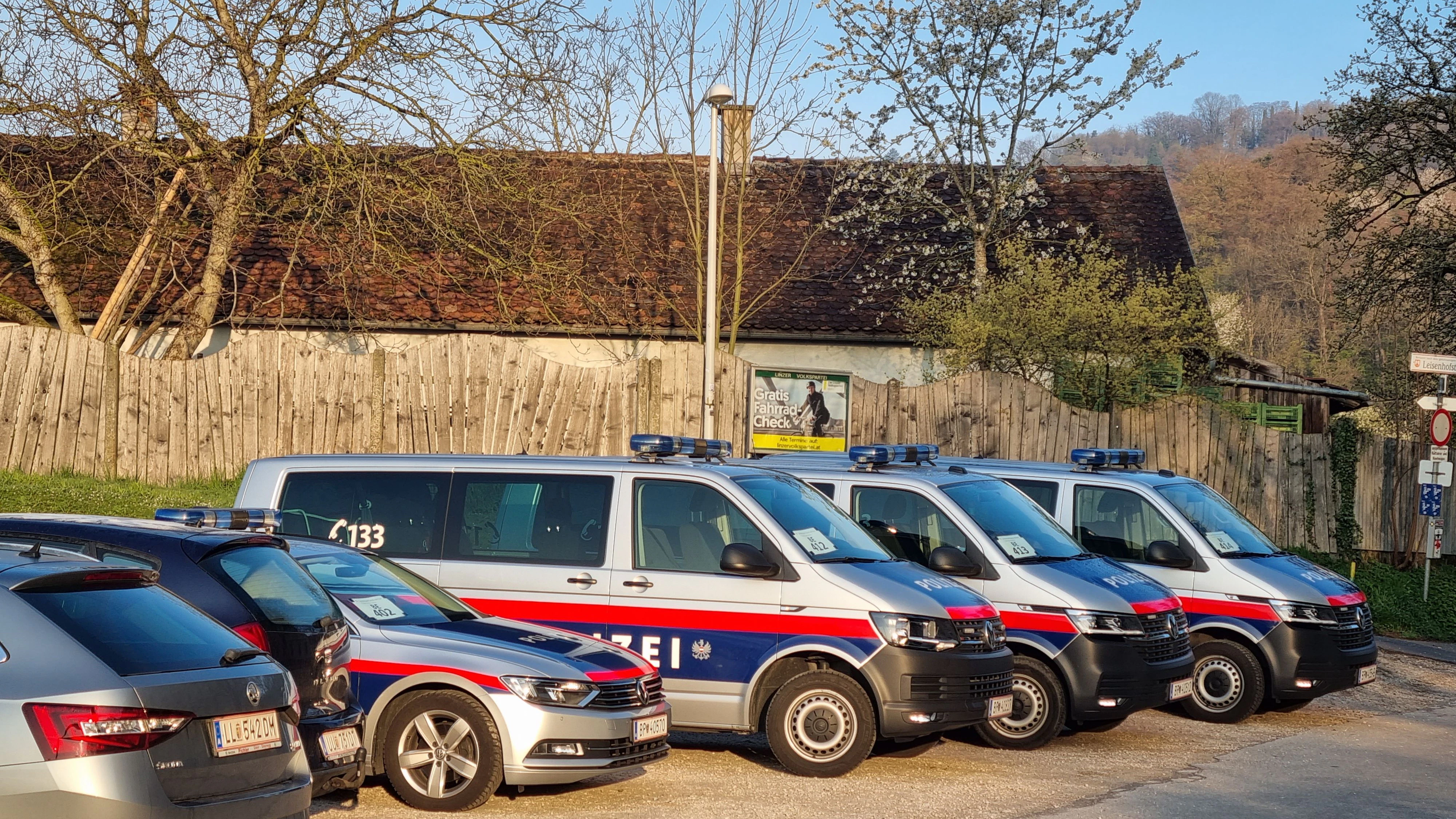 Aus bisher unbekannten Gründen standen Polizeiautos vorm Petrinum.