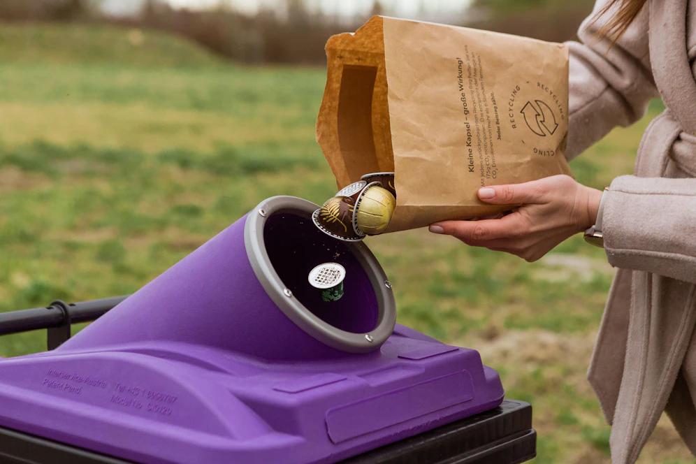 Die violetten Tonnen sind für Nespresso-Kapseln gedacht.