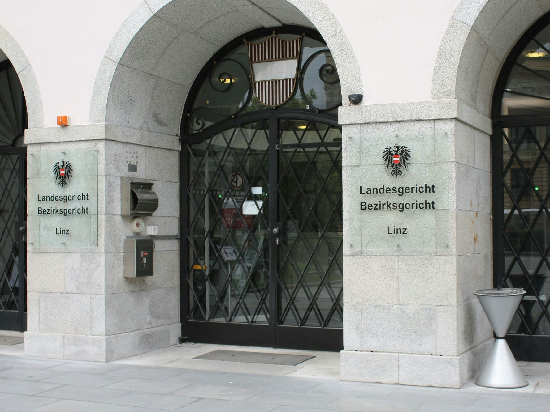 Der Mann steht am Mittwoch u.a. wegen Körperverletzung und Tierquälerei vor Gericht.