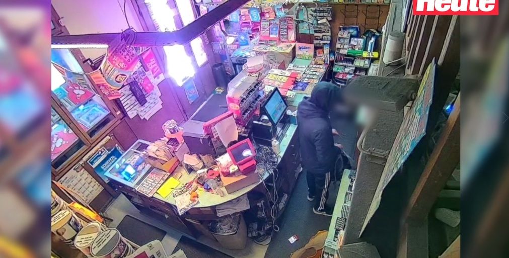 Der Täter schnappte sich etwa 1.000 Euro aus der Kassa und flüchtete mit seinem E-Roller.