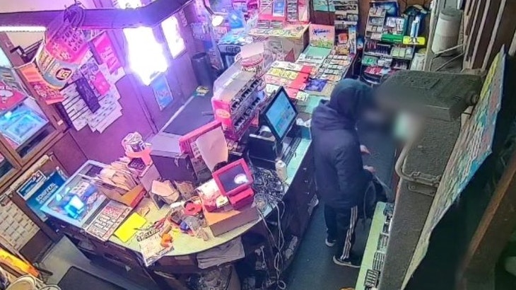 Der Täter schnappte sich etwa 1.000 Euro aus der Kassa und flüchtete mit seinem E-Roller.