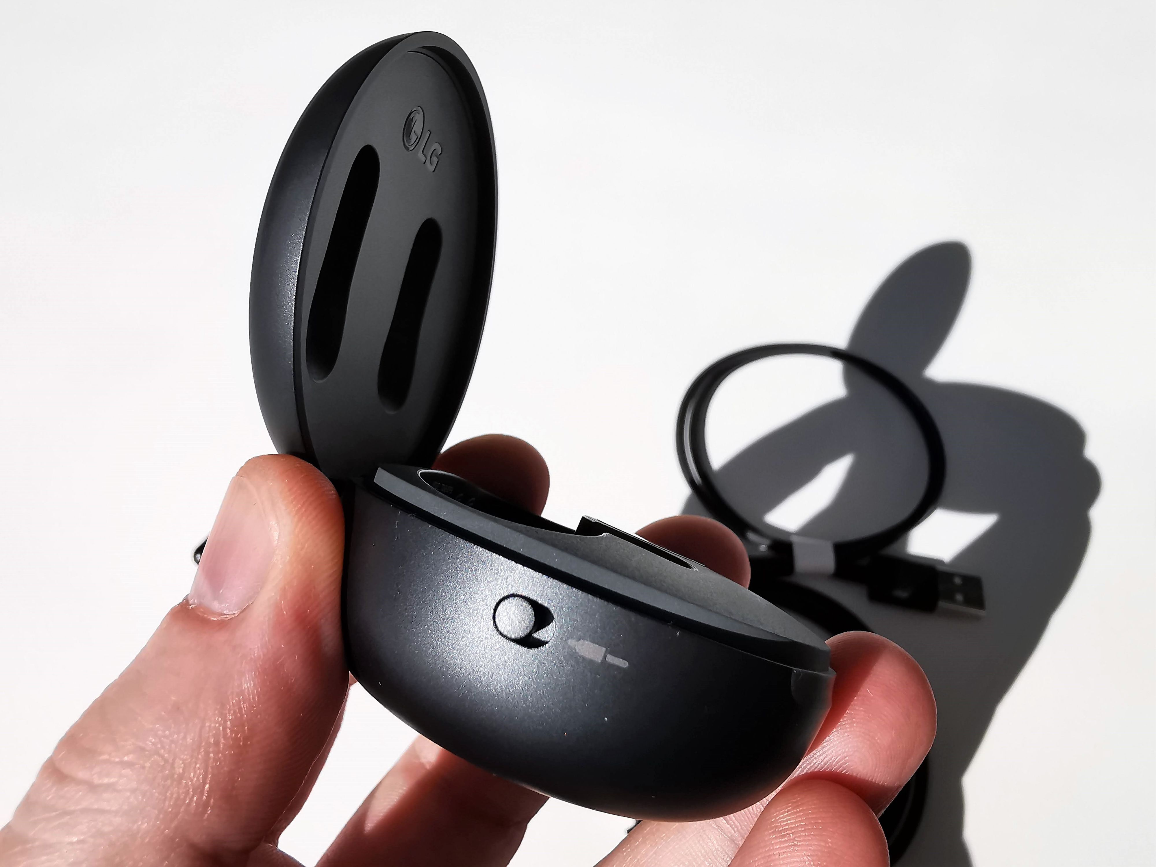 Schalter umlegen, und schon kann per Kabel über das Lade-Case gestreamt werden.