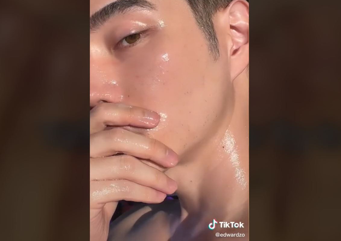 Wer die Zeit hat kann mit zahlreichen Produkten herumspielen, aber ein ausgefuchster Weg, der glatte Haut verspricht, wäre eine Übernacht-Kur mit Hilfe von Vaseline.