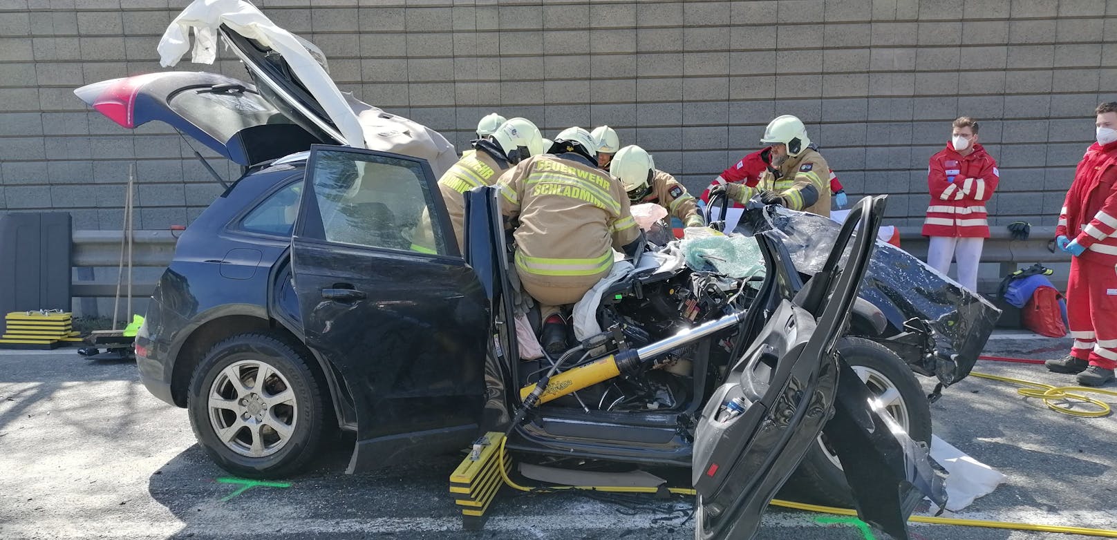 Bei einem Unfall auf der Ennstal Bundesstraße (B320) in Schladming ist am Dienstag ein Autofahrer ums Leben gekommen.