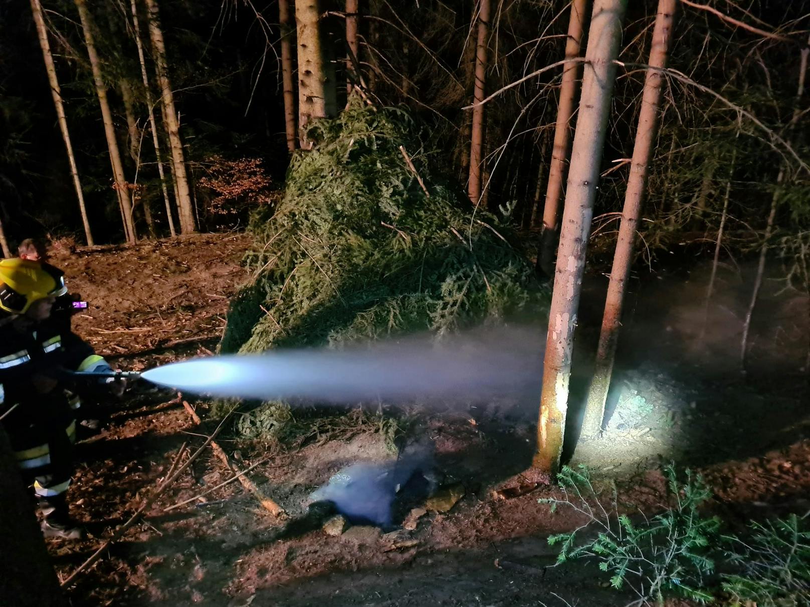 Die Feuerwehr löschte das Lagerfeuer ab.