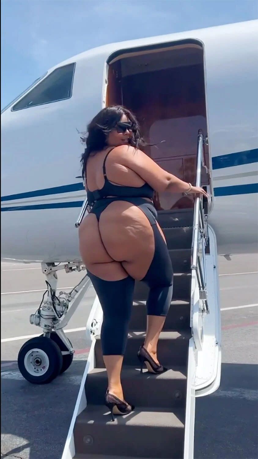 Lizzo beim Einsteigen in ihren Privatjet.
