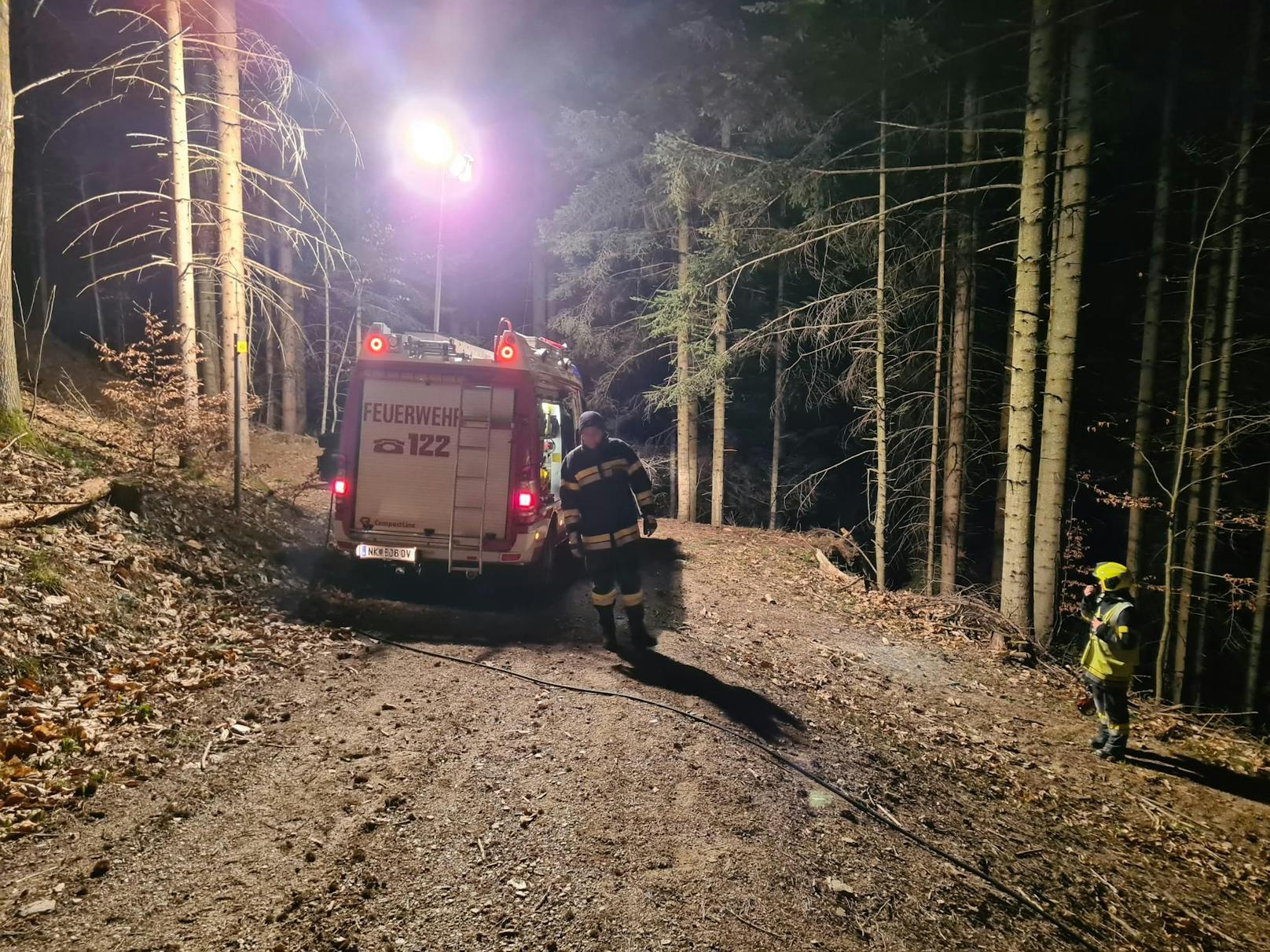 Die Feuerwehr löschte das Lagerfeuer ab.