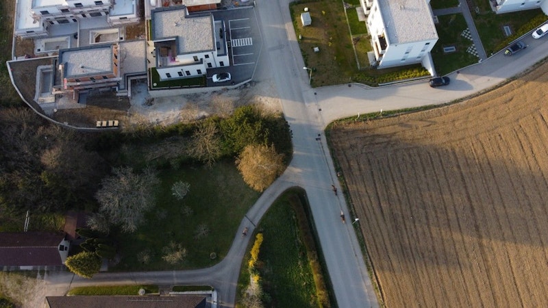 Das Mädchen wurde auf der abschüssigen Straße mit dem Roller immer schneller.