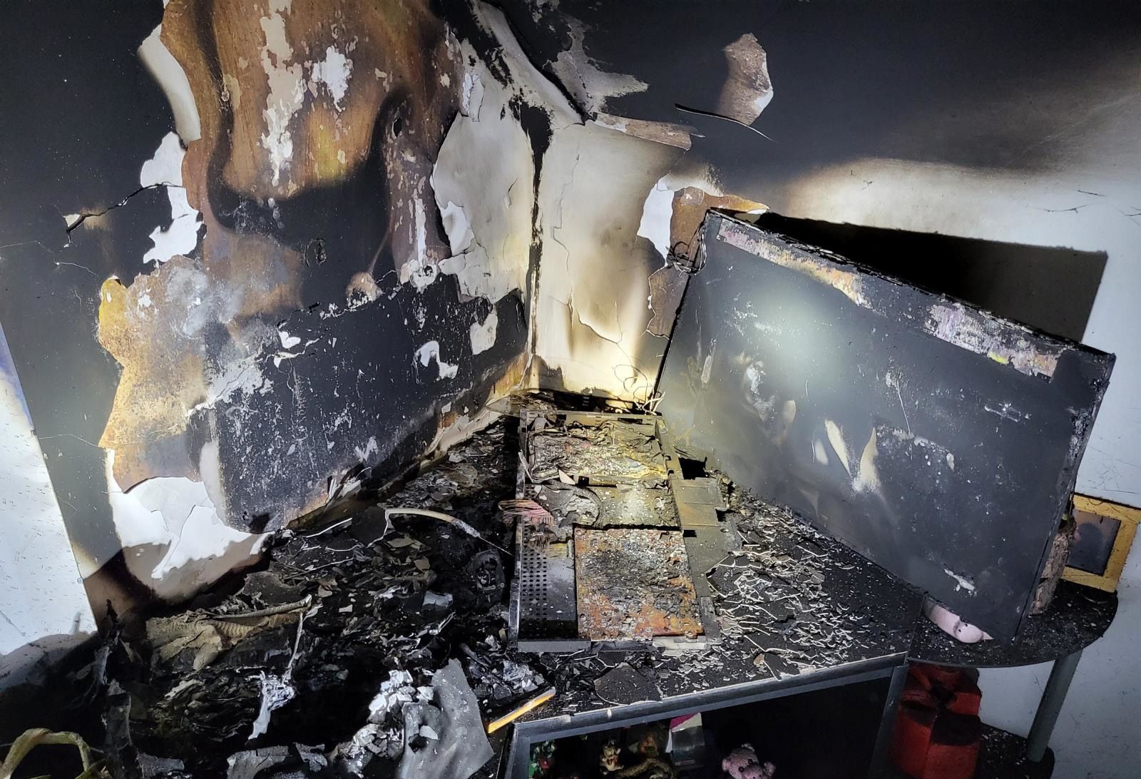 Fernseher fing Feuer, Frau durch Explosion weggeschleudert