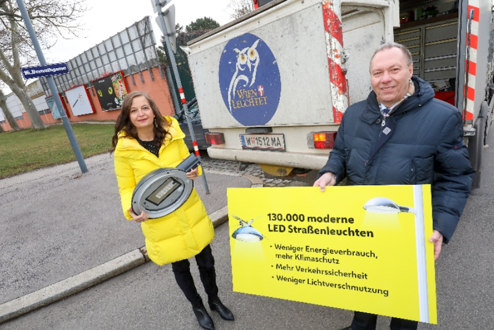 Stadträtin Ulli Sima (SPÖ) und Ottakrings Bezirksvorsteher Franz Prokop (SPÖ) machten sich ein Bild von der Umstellung auf LED-Leuchten.