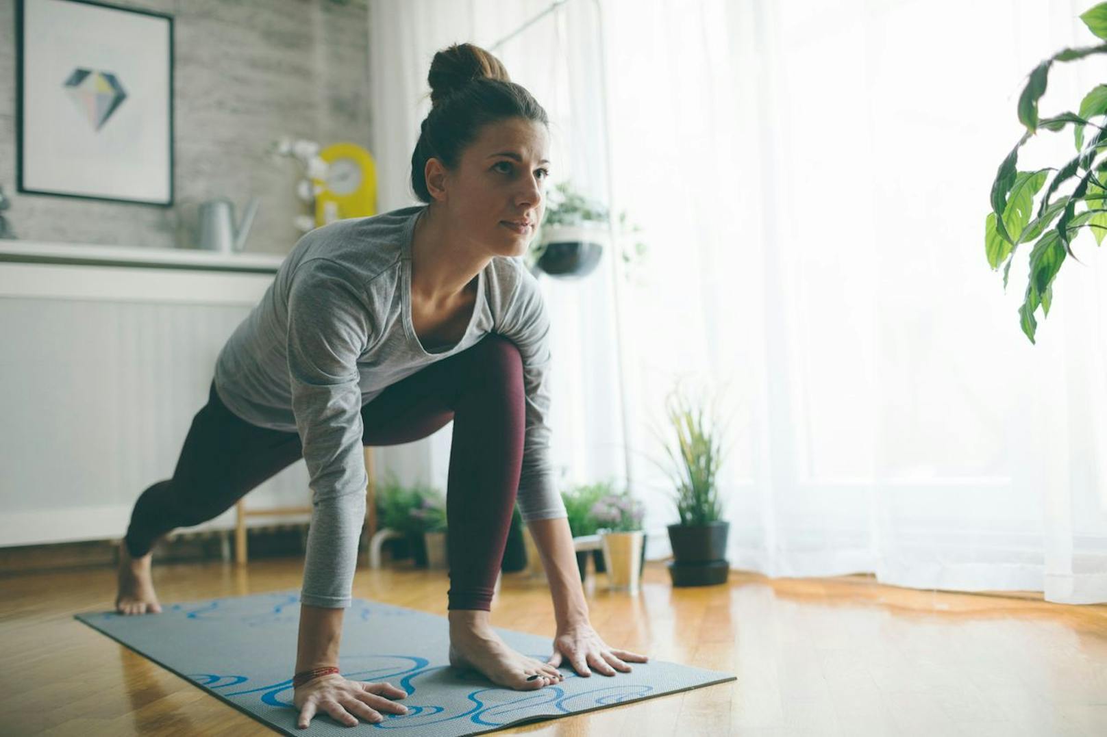 Micro-Workouts, die auch für Anfänger gedacht sind wären etwaige Ausdauereinheiten, Yogaübungen oder Klassiker wie Planks, Sit-Ups und Ausfallschritte. Diese kannst du abwechselnd 30 bis 60 Sekunden langmachen und wer ein wenig mehr Zeit hat kann ein ganzes Training auf drei Minuten einplanen.