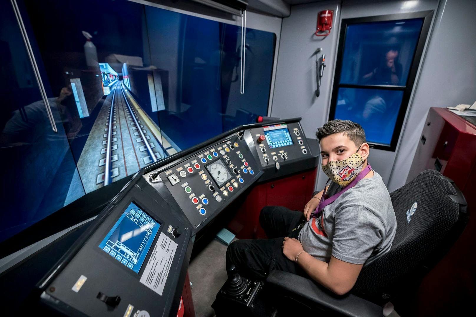 Der 11-jährige Öffi-Fan durfte sich im Ausbildungszentrum der Wiener Linien am Simulator ausprobieren.