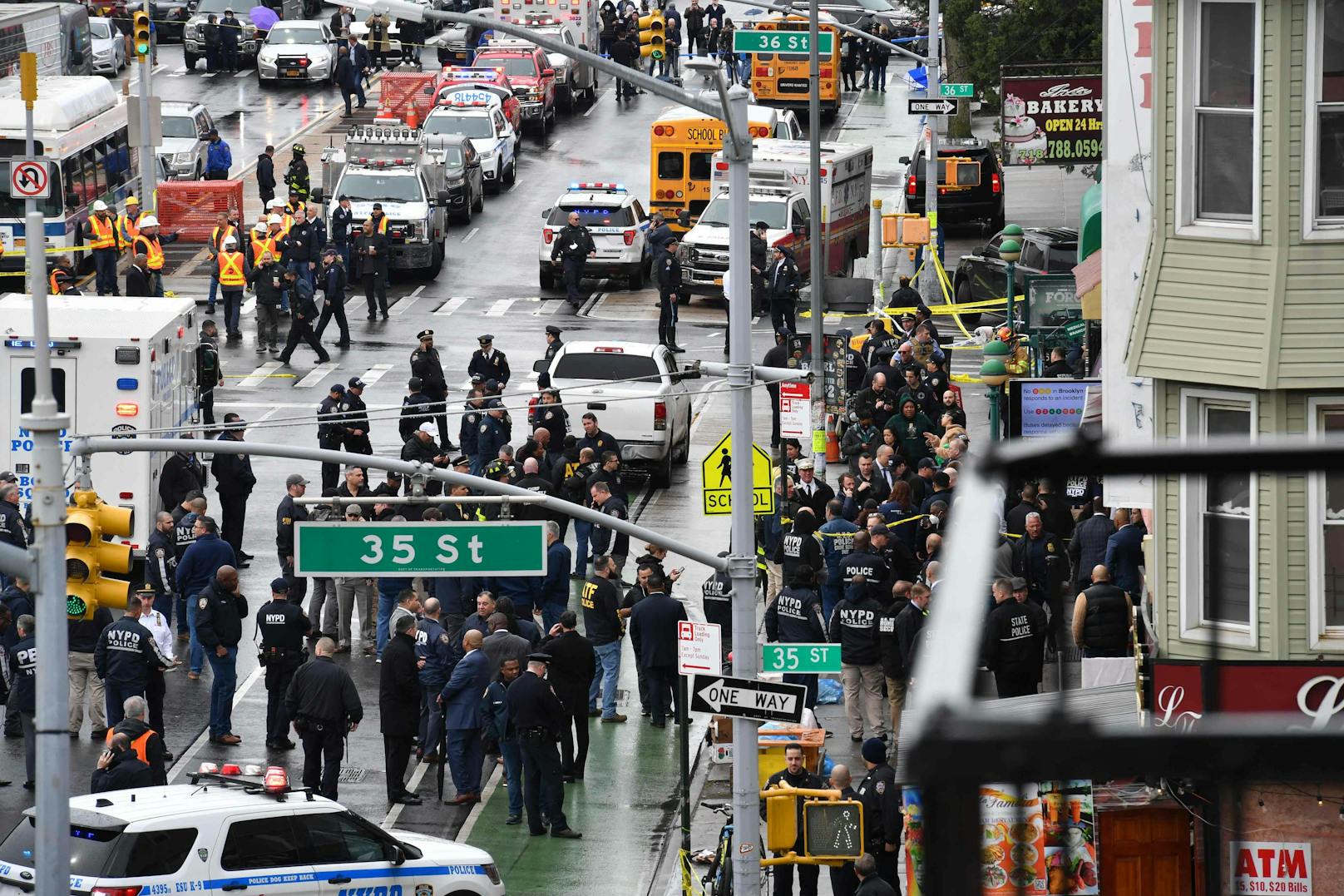 In einer New Yorker U-Bahnstation sind mehrere Menschen angeschossen worden. Außerdem wurden mehrere Sprengsätze gefunden.