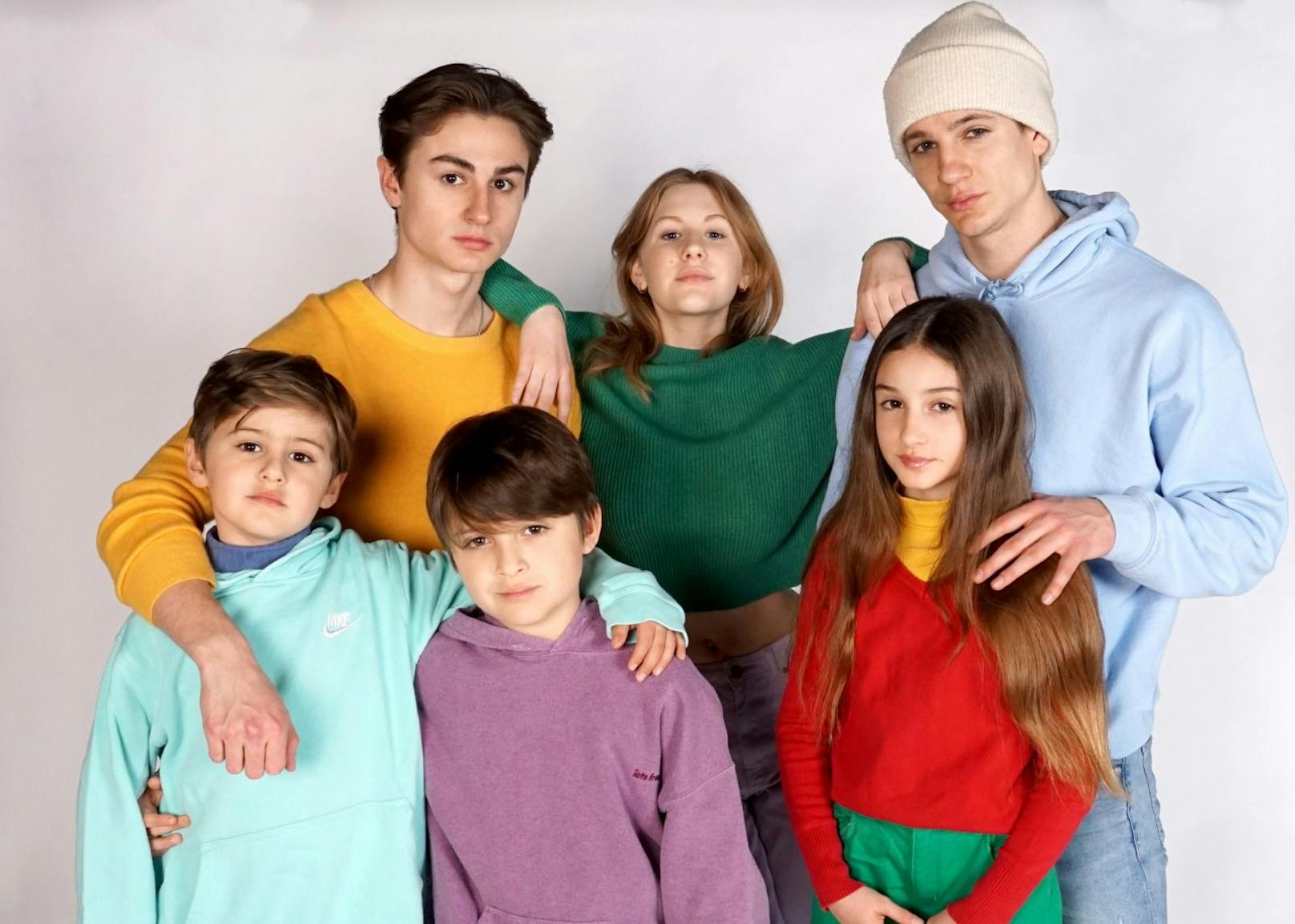 Sechs Kinder singen für Ukraine