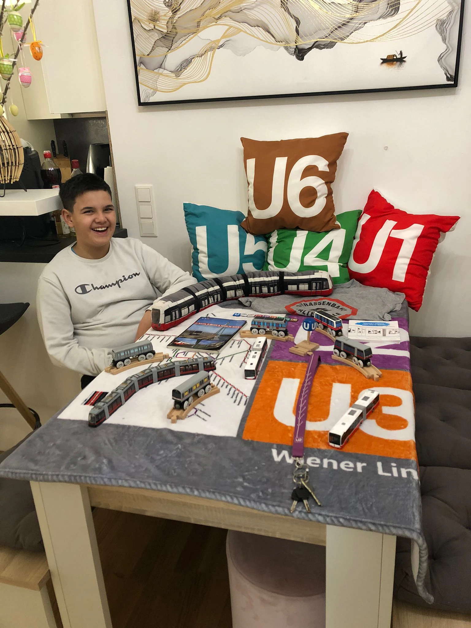 Von der Decke bis zum Schlüsselanhänger: Marcel (11) ist mit Fanartikeln eingedeckt. "Ich wünsche mir immer etwas zum Geburtstag", sagt er.