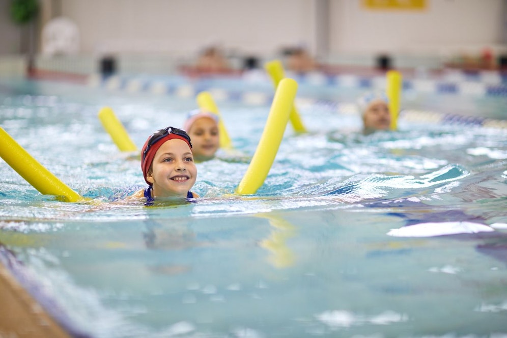 In Linz werden die Rufe nach mehr Finanzmittel für Schwimmkurse lauter.