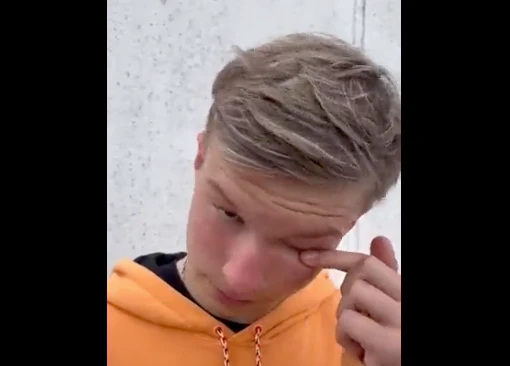 Artjom Sewerjuchin wischt sich bei der Entschuldigung eine Träne aus dem Auge.