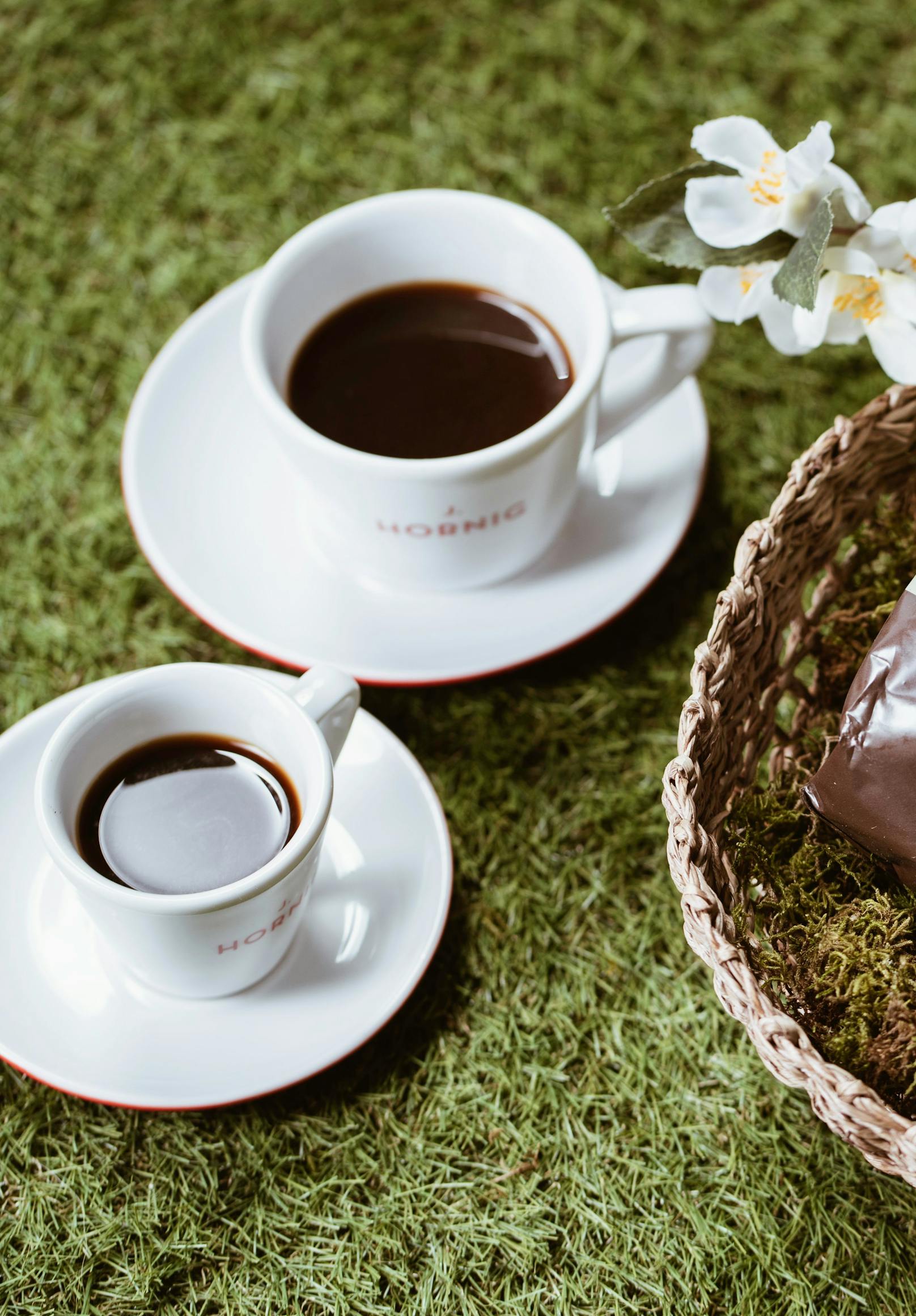 ...sowie die herrlichen Espresso-Tassen und Untertassen bzw. Cappuccino-Tassen und Untertassen von J. Hornig.