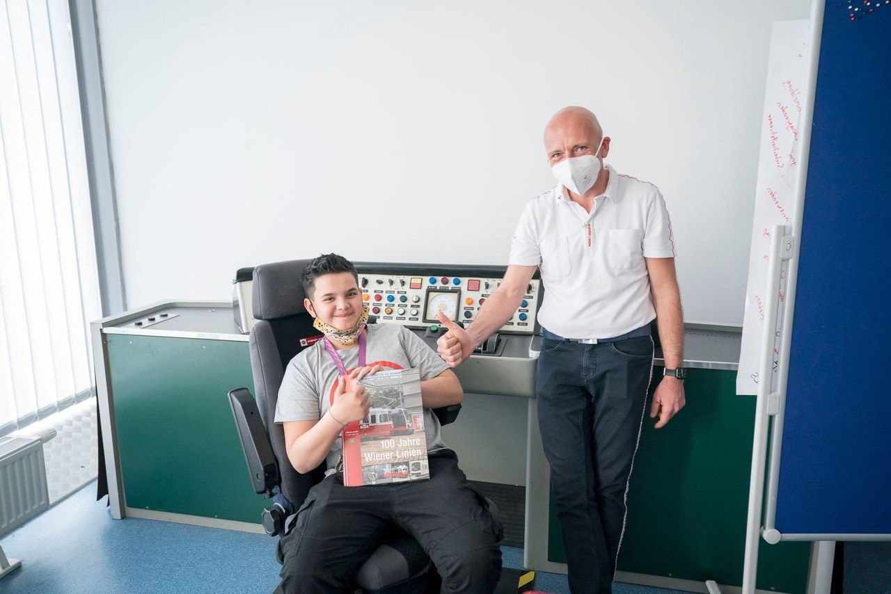 Öffi-Fan Marcel (11) durfte das Ausbildungszentrum der Wiener Linien besuchen und mit Chefinstruktor Paul Fortner fachsimpeln. Am Ende gab's ein Buch als Geschenk.