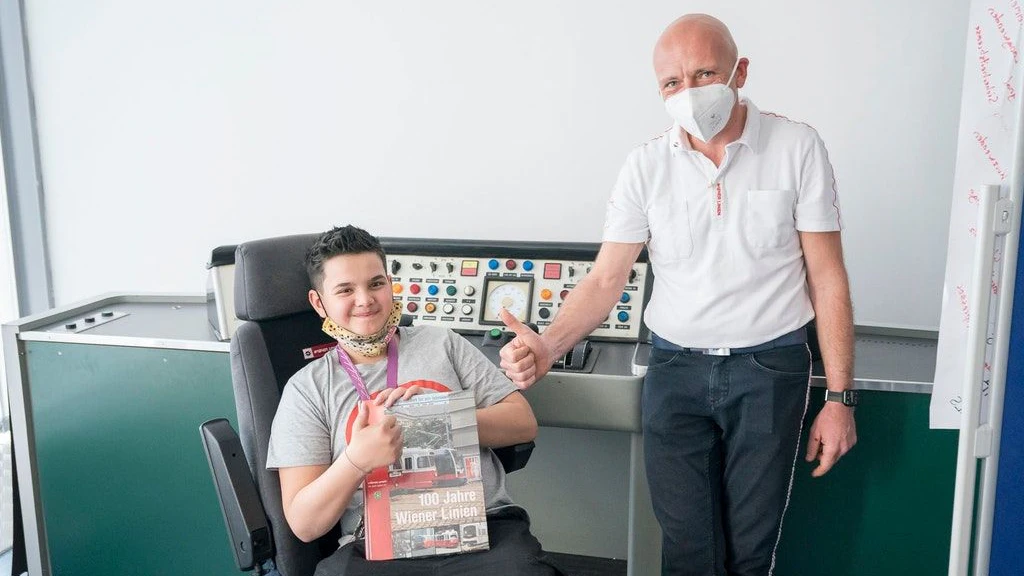 Öffi-Fan Marcel (11) durfte das Ausbildungszentrum der Wiener Linien besuchen und mit Chefinstruktor Paul Fortner fachsimpeln. Am Ende gab's ein Buch als Geschenk.