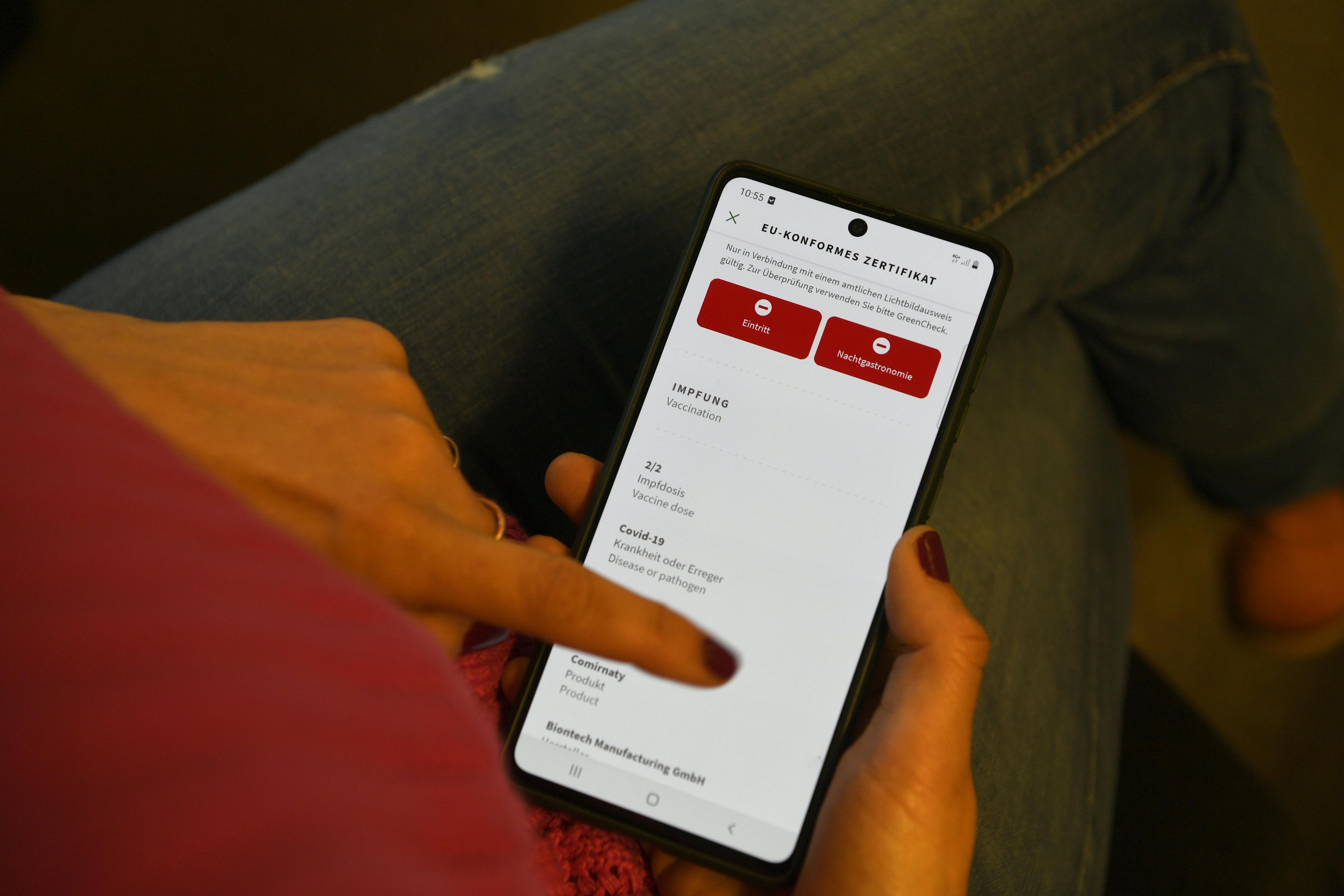 Bei XX.XXX neuen Corona-Infizierten leuchtet am Dienstag der Grüne Pass rot auf.