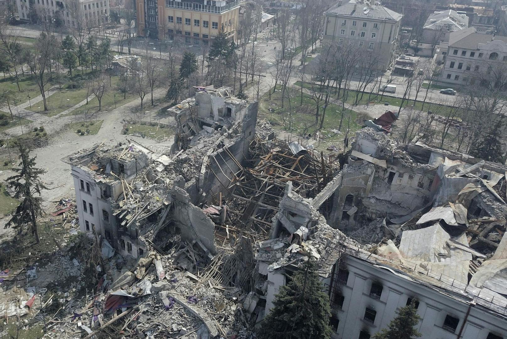 Ein stolze Kulturmetropole der Ukraine: Das völlig zerstörte Theater von Mariupol, das als Wahrzeichen der Stadt galt.&nbsp;