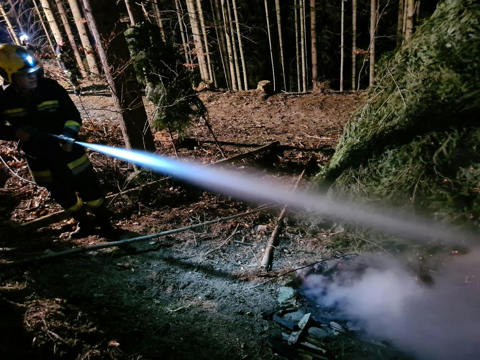 Die Feuerwehr löschte das Lagerfeuer ab.