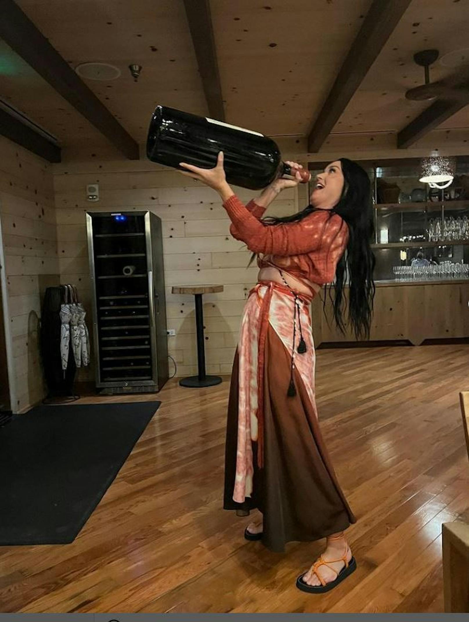 Katy Perry gönnt sich eine Riesenflasche Rotwein. Prost!