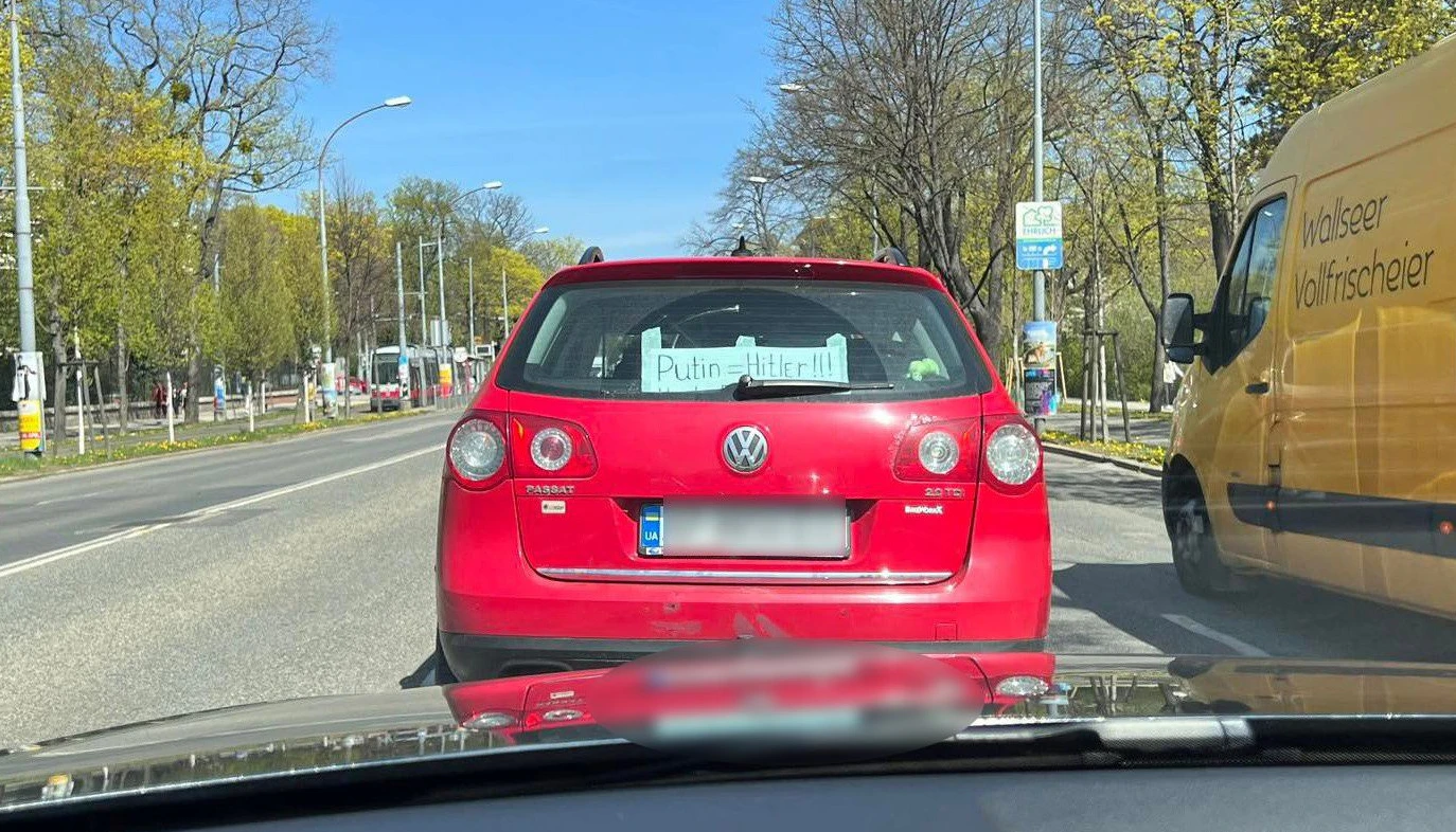 Putin ist Hitler-Message auf Auto