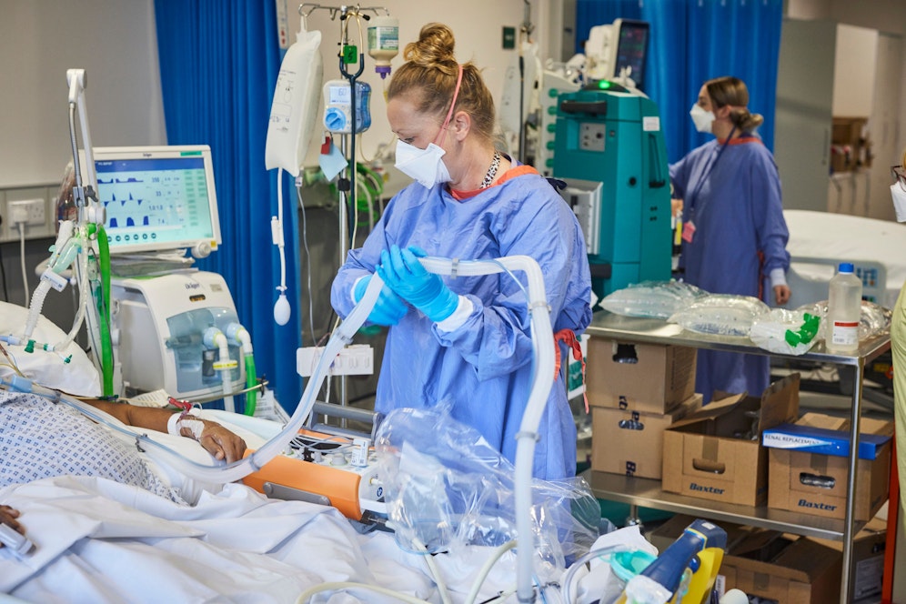 In Großbritannien gehen die Corona-Fälle wieder steil nach oben, trotzdem werde man die Maßnahmen nicht wieder einführen.