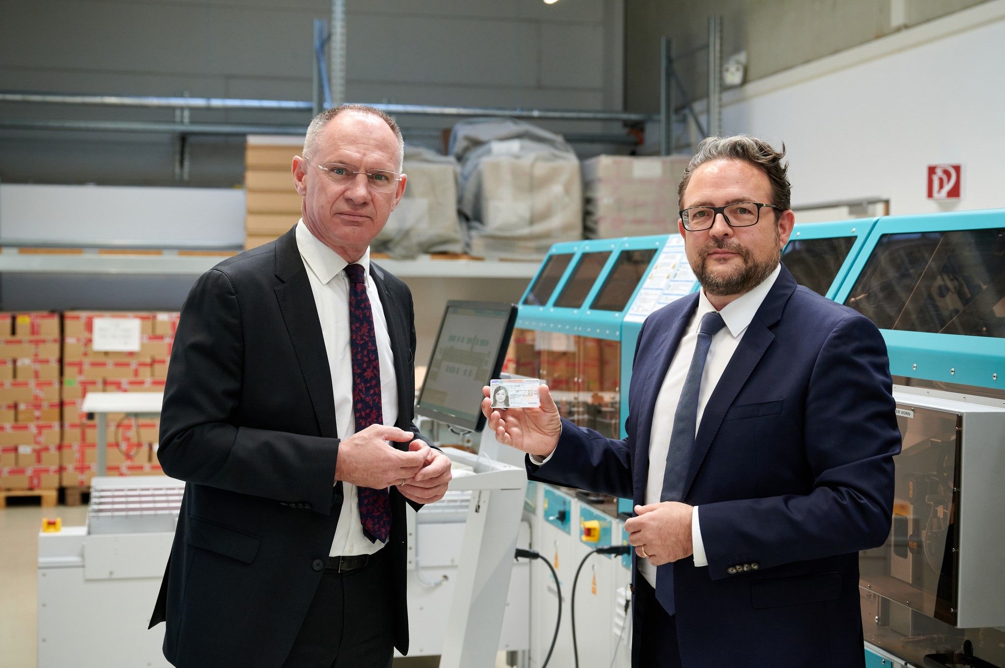 Innenminister Gerhard Karner mit ÖSD-Geschäftsführer Lukas Praml in der Produktion der Staatsdruckerei.